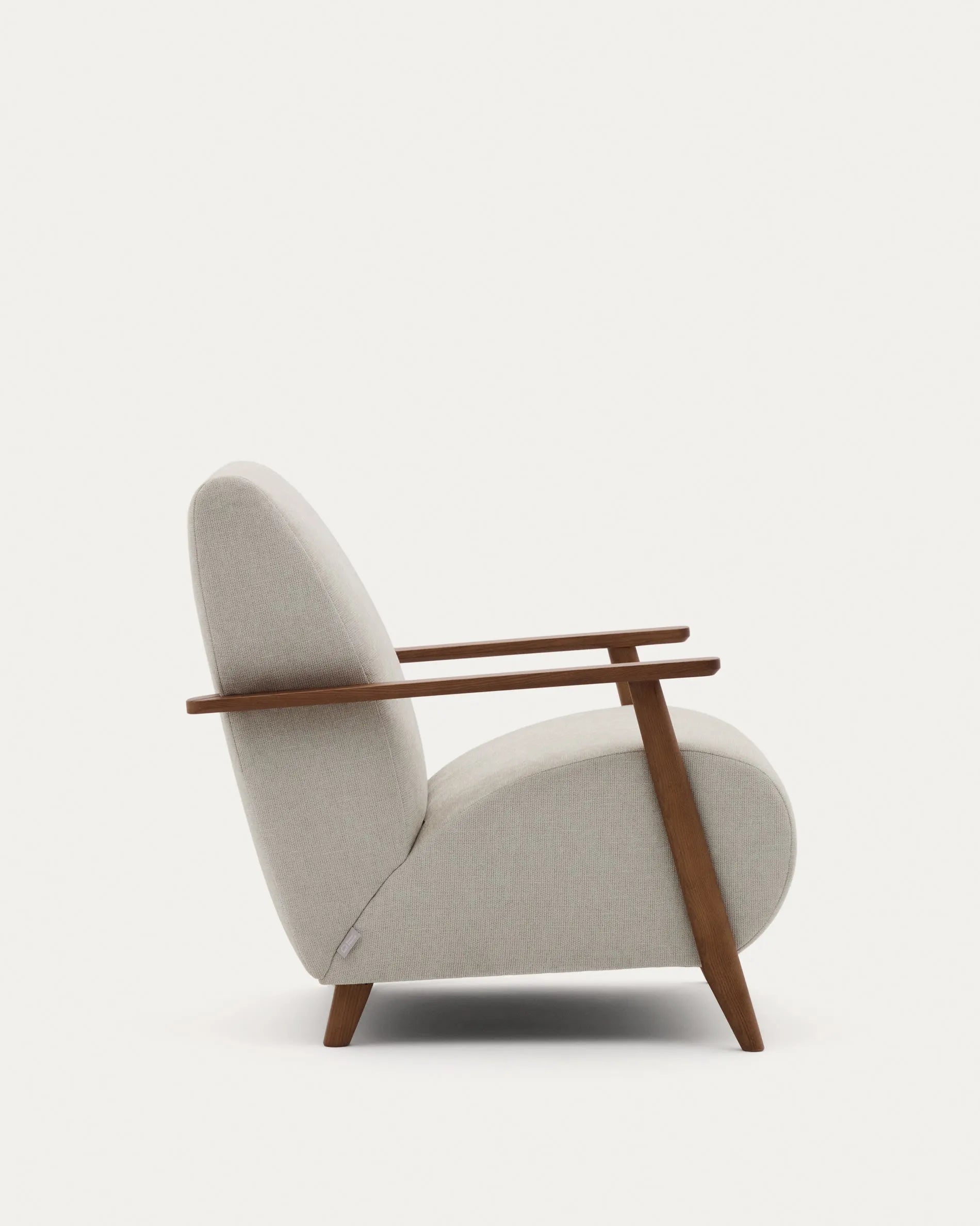 Eleganter Meghan Sessel aus perlfarbenem Chenille, massivem Eschenholz mit Nussholzfinish, FSC-zertifiziert von Kave Home.