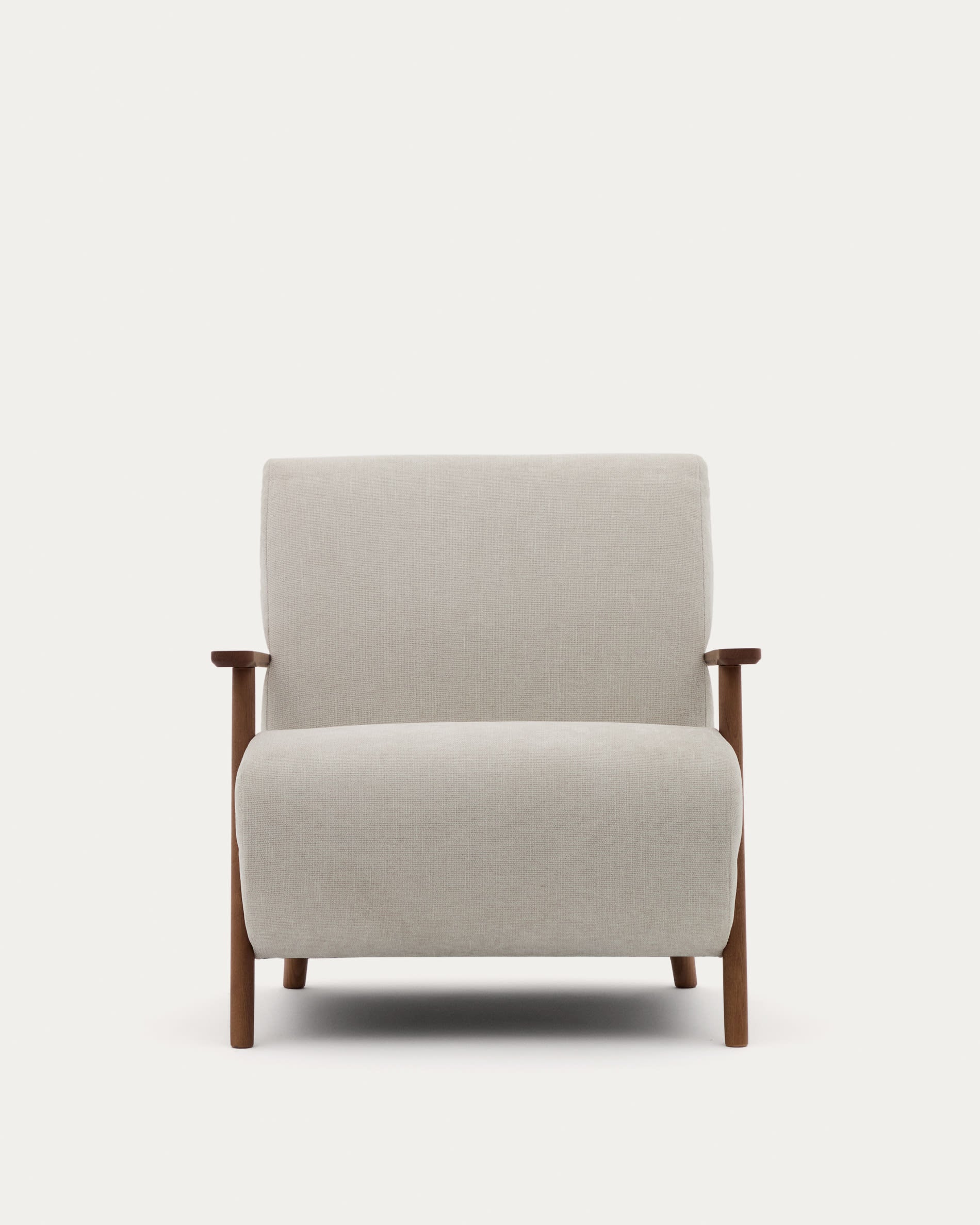 Eleganter Meghan Sessel aus perlfarbenem Chenille, Eschenholz mit Nussholzfinish, FSC-zertifiziert, von Kave Home.