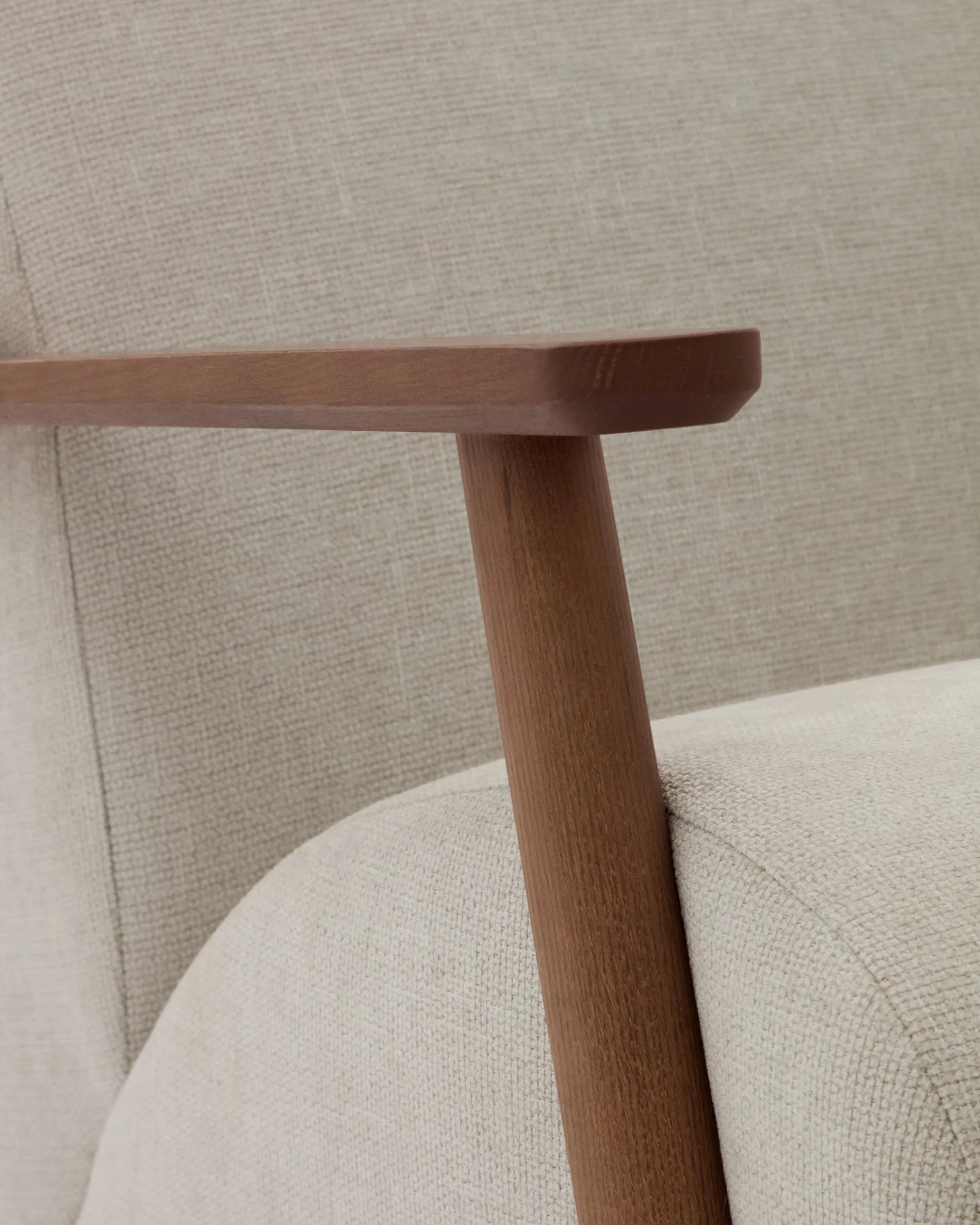 Meghan Sessel mit perlfarbenem Chenillebezug, Eschenholzrahmen in edlem Nussholzfinish, nachhaltig und stilvoll von Kave Home.