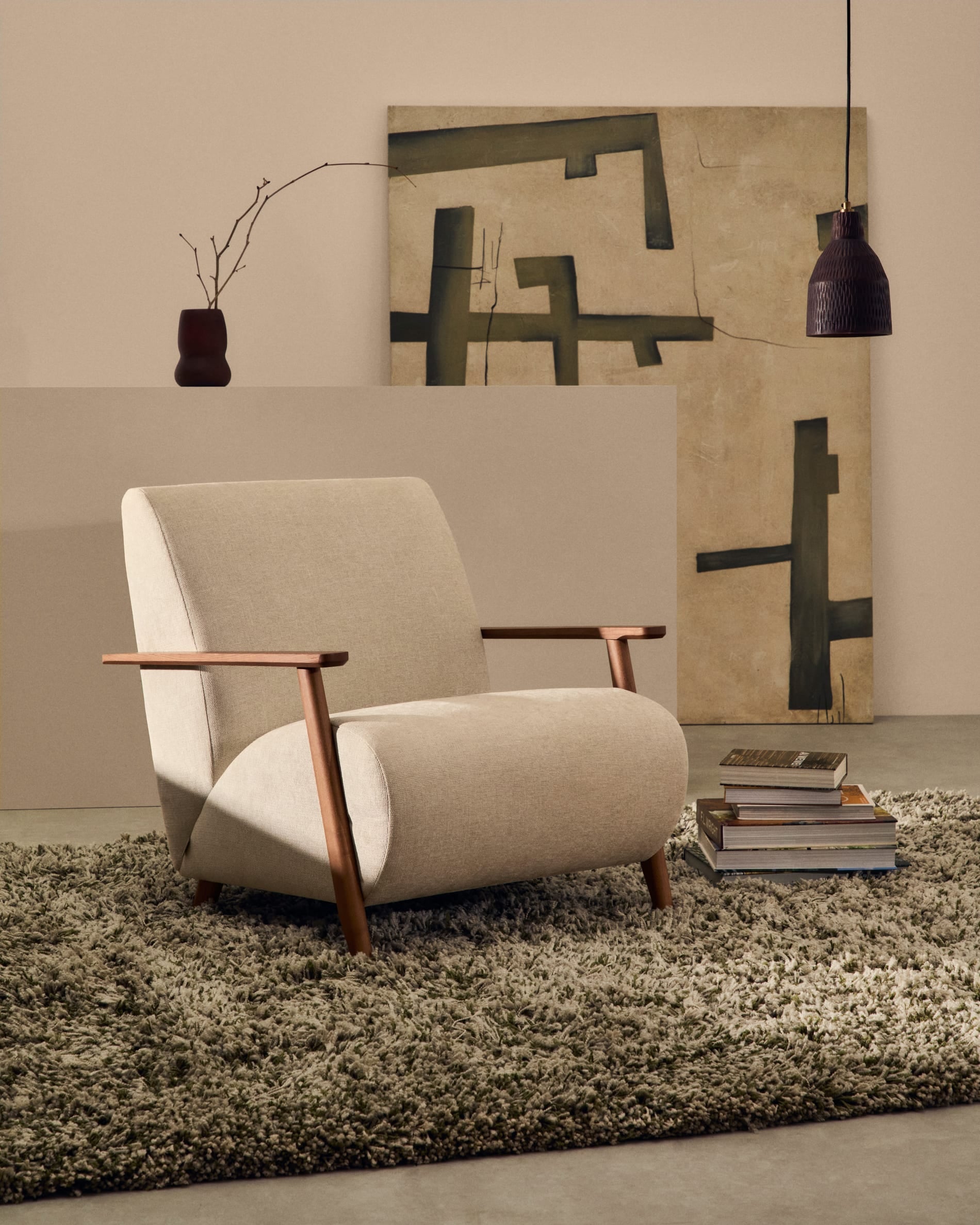 Eleganter Sessel mit perlfarbenem Chenille und Eschenholz in Nussholzfinish, FSC-zertifiziert, für stilvolles Wohnen.