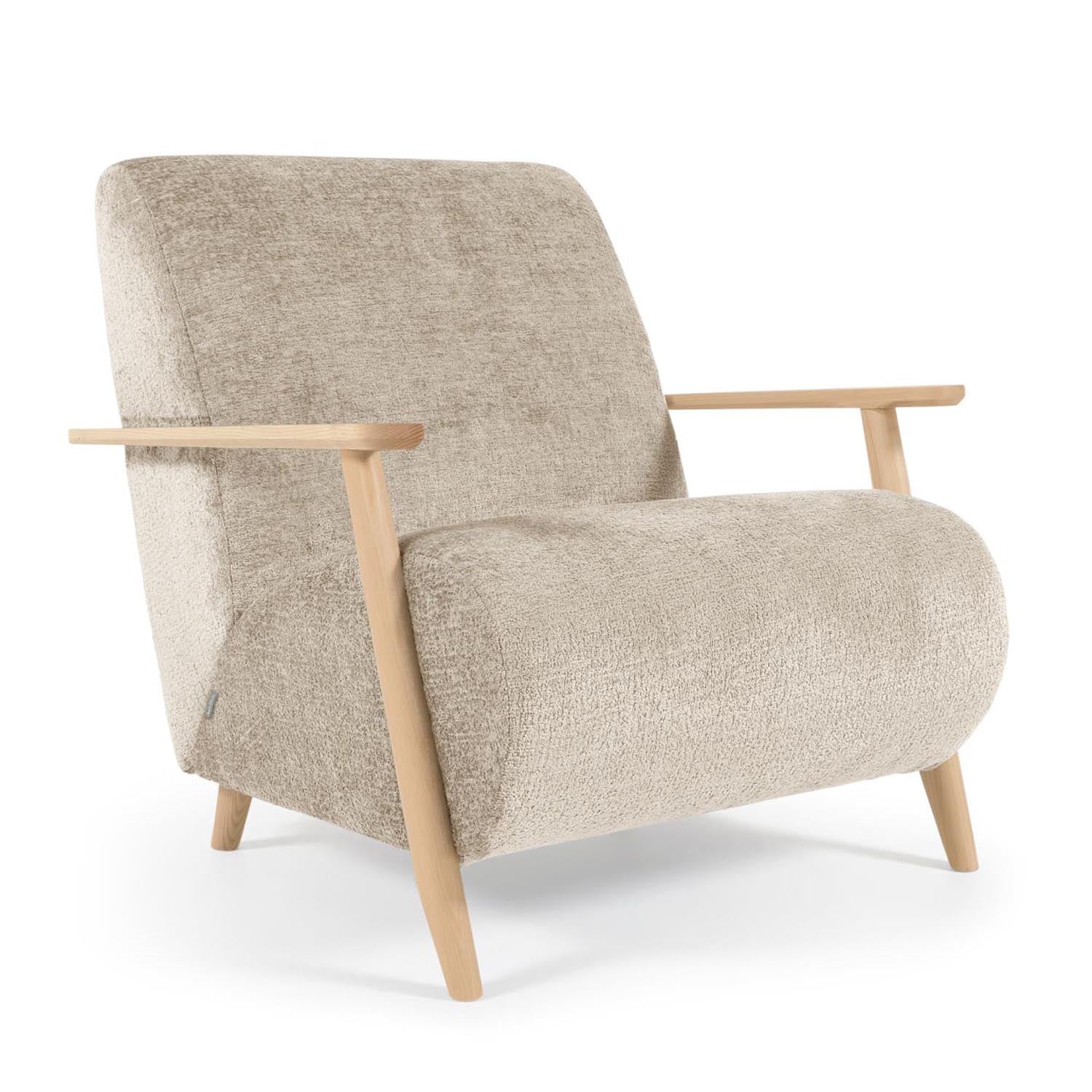 Sessel Meghan aus beiger Chenille und Holz mit natürlichem Finish in Beige präsentiert im Onlineshop von KAQTU Design AG. Sessel mit Armlehnen ist von Kave Home