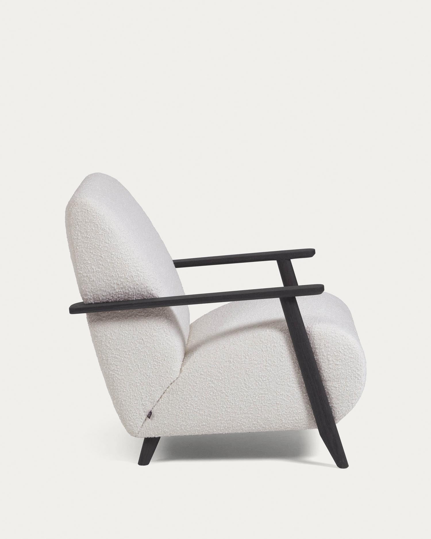 Genießen Sie den Meghan Sessel mit weichem Bouclé-Bezug in Weiß und stilvollen Eschenbeinen mit Wenge-Finish – ein zeitloses Design für jeden Raum.