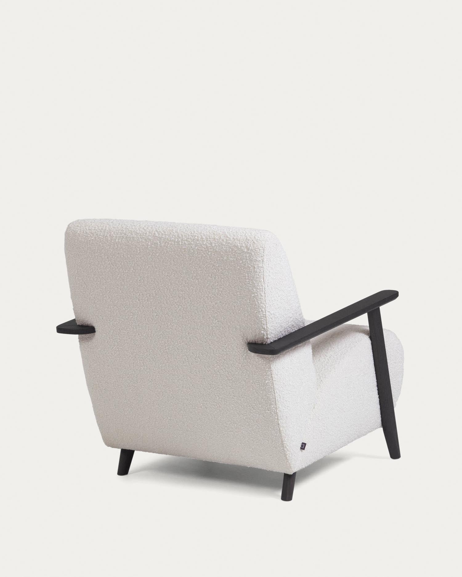 Erleben Sie den Meghan Sessel mit elegantem Bouclé-Bezug in Weiß und robusten Eschenbeinen im Wenge-Finish – ein stilvolles Highlight für Ihr Zuhause.