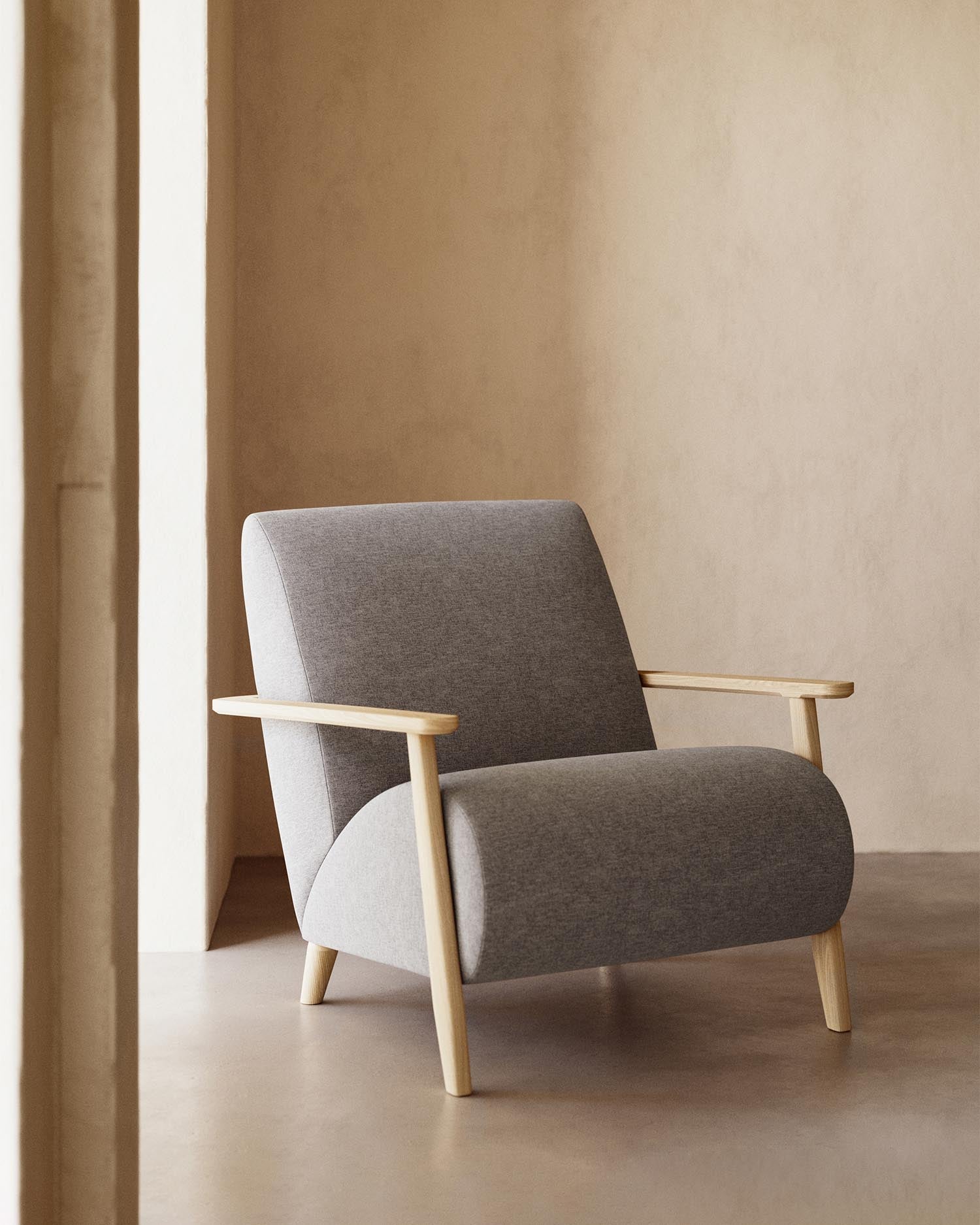 Meghan Sessel aus grauer und massiven Eschenholzbeinen mit natürlichem Finish in Grau präsentiert im Onlineshop von KAQTU Design AG. Sessel ist von Kave Home