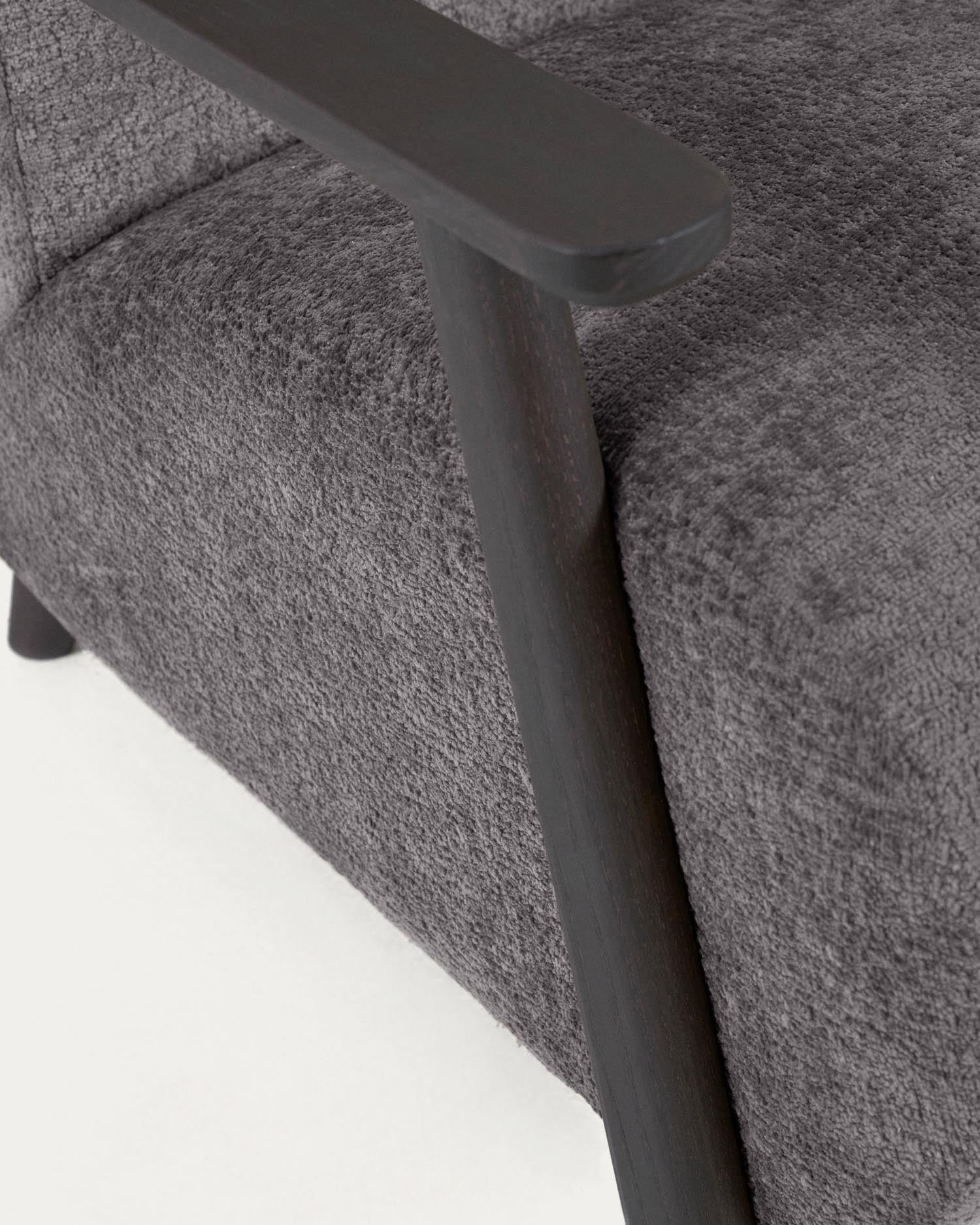 Entdecken Sie den Sessel Meghan von Kave Home: Eleganter grauer Chenille-Stoff trifft auf edles Wenge-Finish für zeitlosen Stil und Komfort.