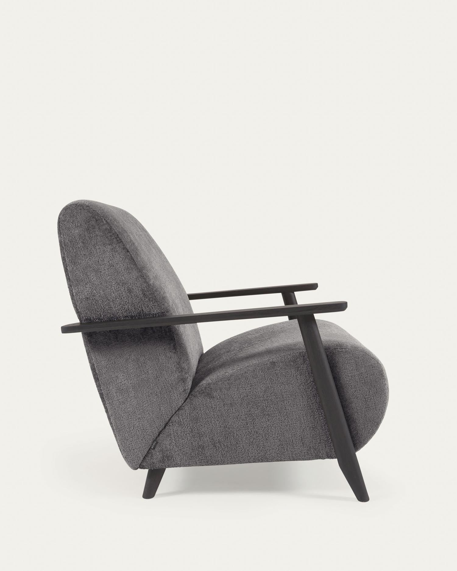 Entdecken Sie den Sessel Meghan von Kave Home: Eleganter grauer Chenille-Stoff und edles Wenge-Finish sorgen für zeitlosen Komfort und Stil.