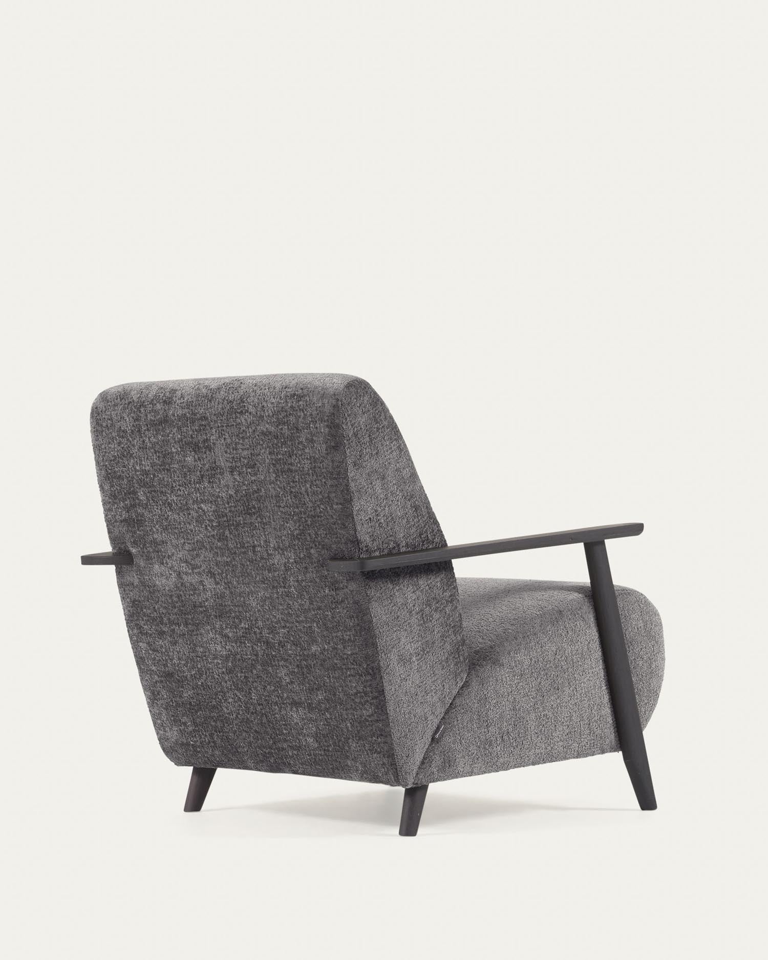 Erleben Sie den Sessel Meghan von Kave Home: Graue Chenille und massives Eschenholz mit Wenge-Finish vereinen sich zu einem stilvollen Möbelstück.