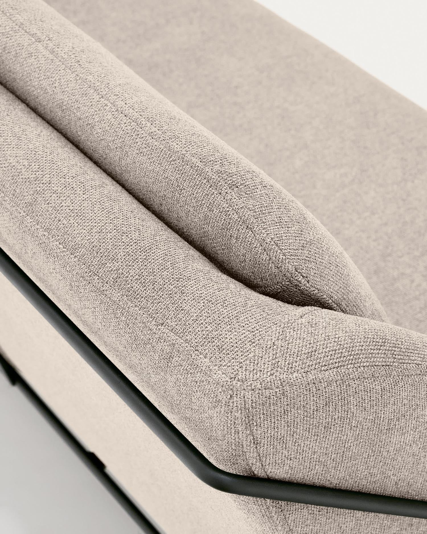 Stilvolles Brida 2-Sitzer-Sofa in Beige mit stabilen schwarzen Stahlbeinen, 128 cm breit, perfekt für zeitgemäße Wohnräume.