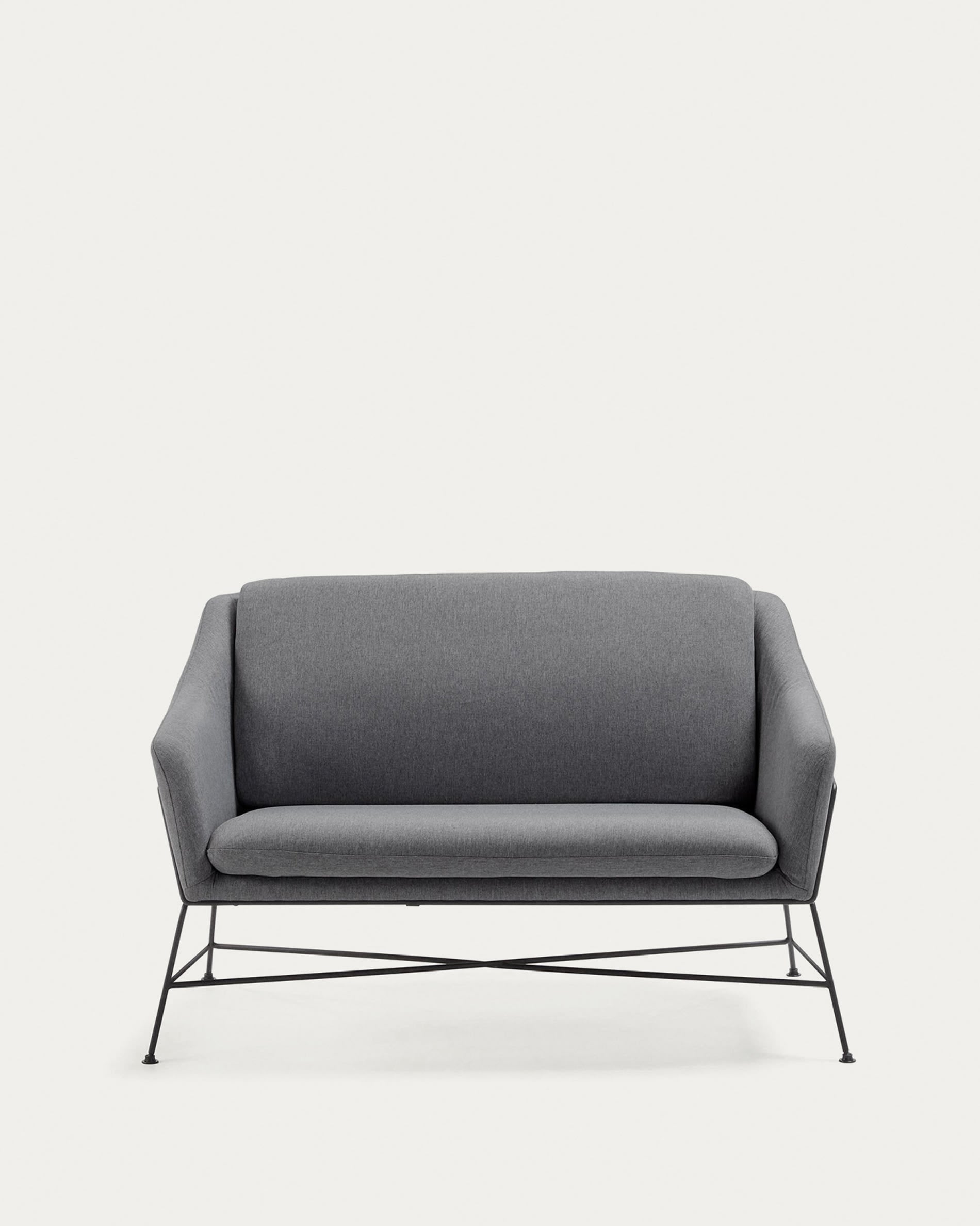 Das Brida 2-Sitzer-Sofa in Dunkelgrau vereint Komfort und Stil auf 128 cm Breite, ideal für moderne, kleine Wohnräume.