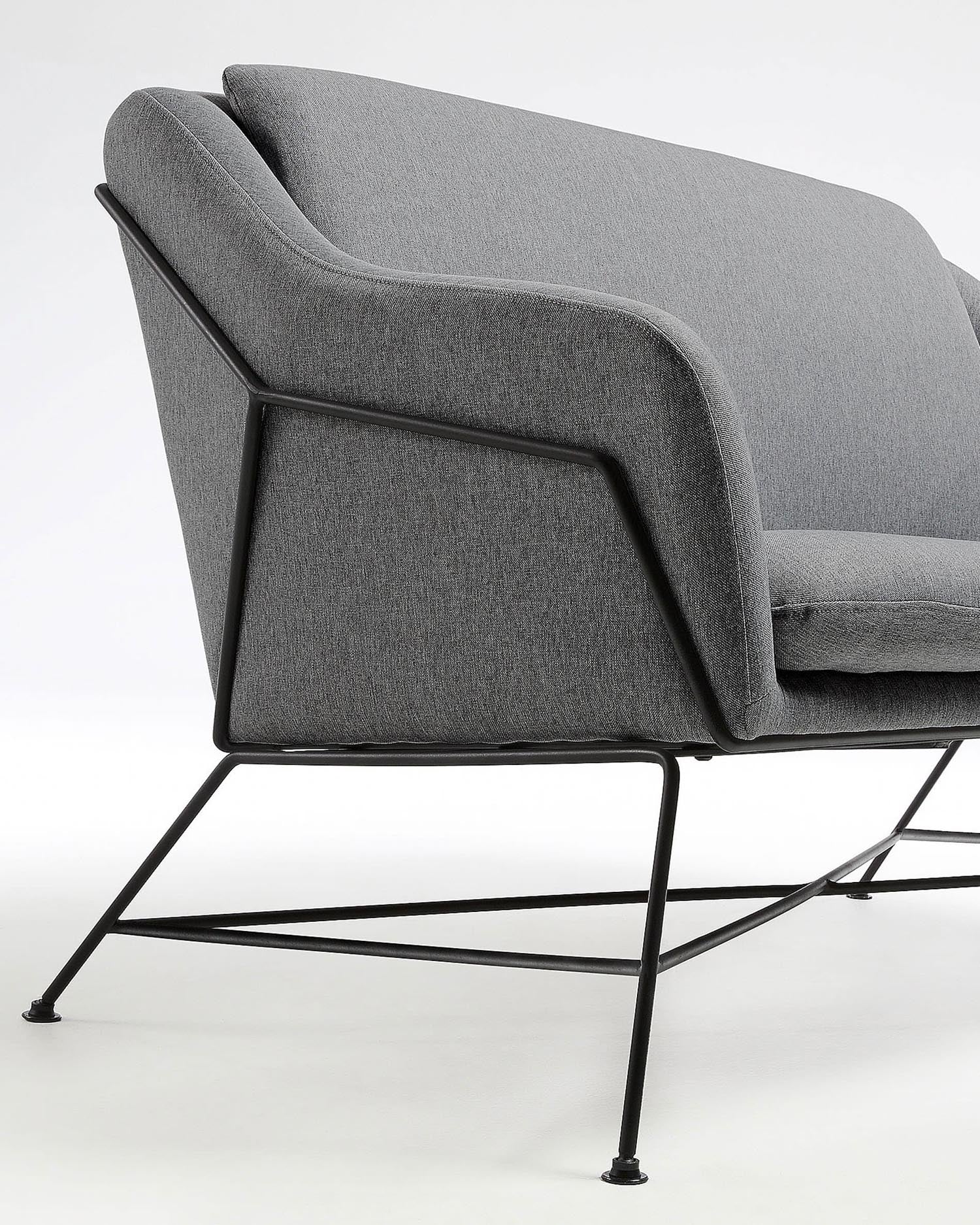 Das Brida 2-Sitzer-Sofa in Dunkelgrau vereint Komfort und Stil auf 128 cm Breite, ideal für moderne, kleine Wohnräume.