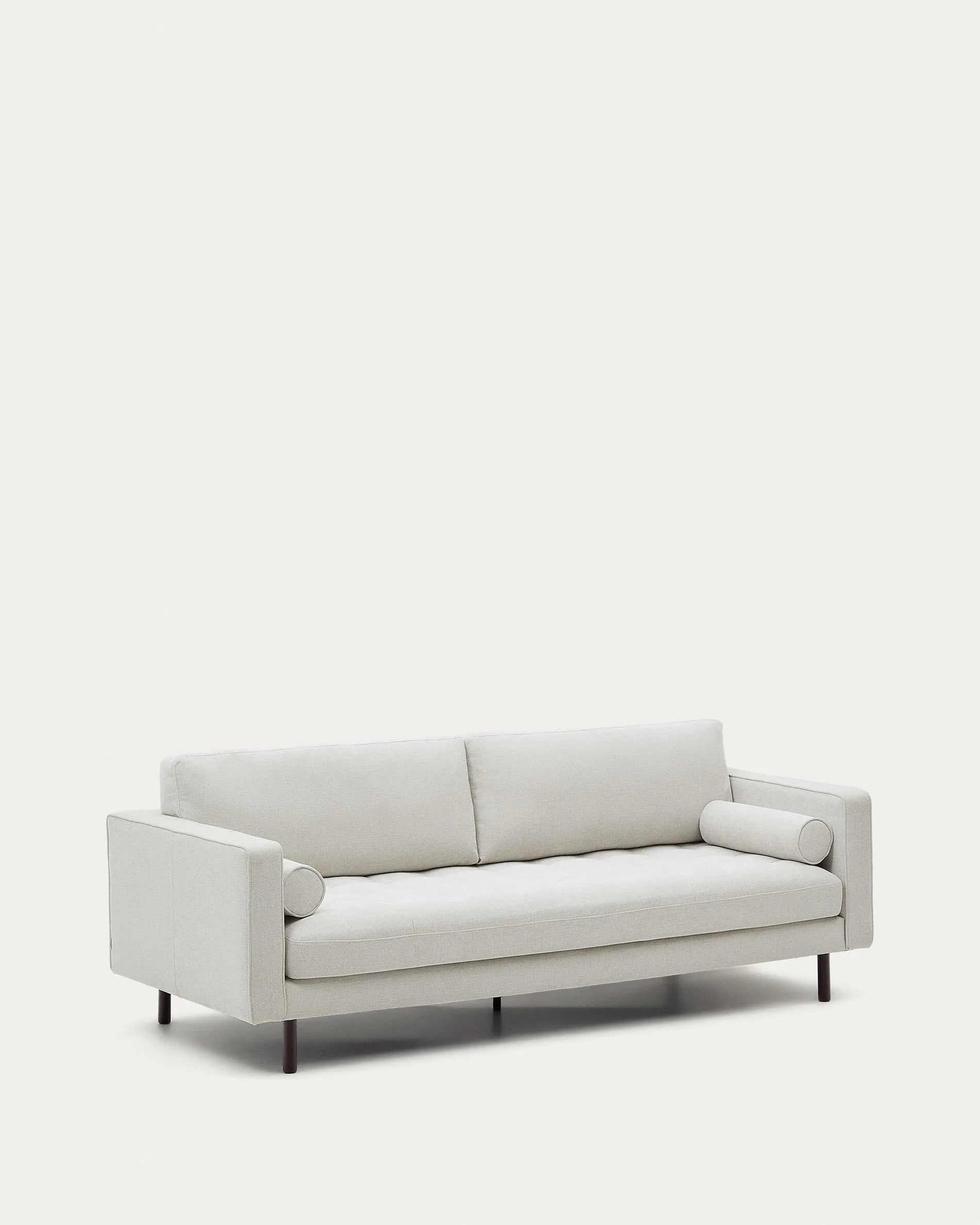 Das Debra Sofa von Kave Home: Eleganz trifft Komfort mit perlfarbener Chenille und Wenge-Beinen, inspiriert von Mid-Century-Design.