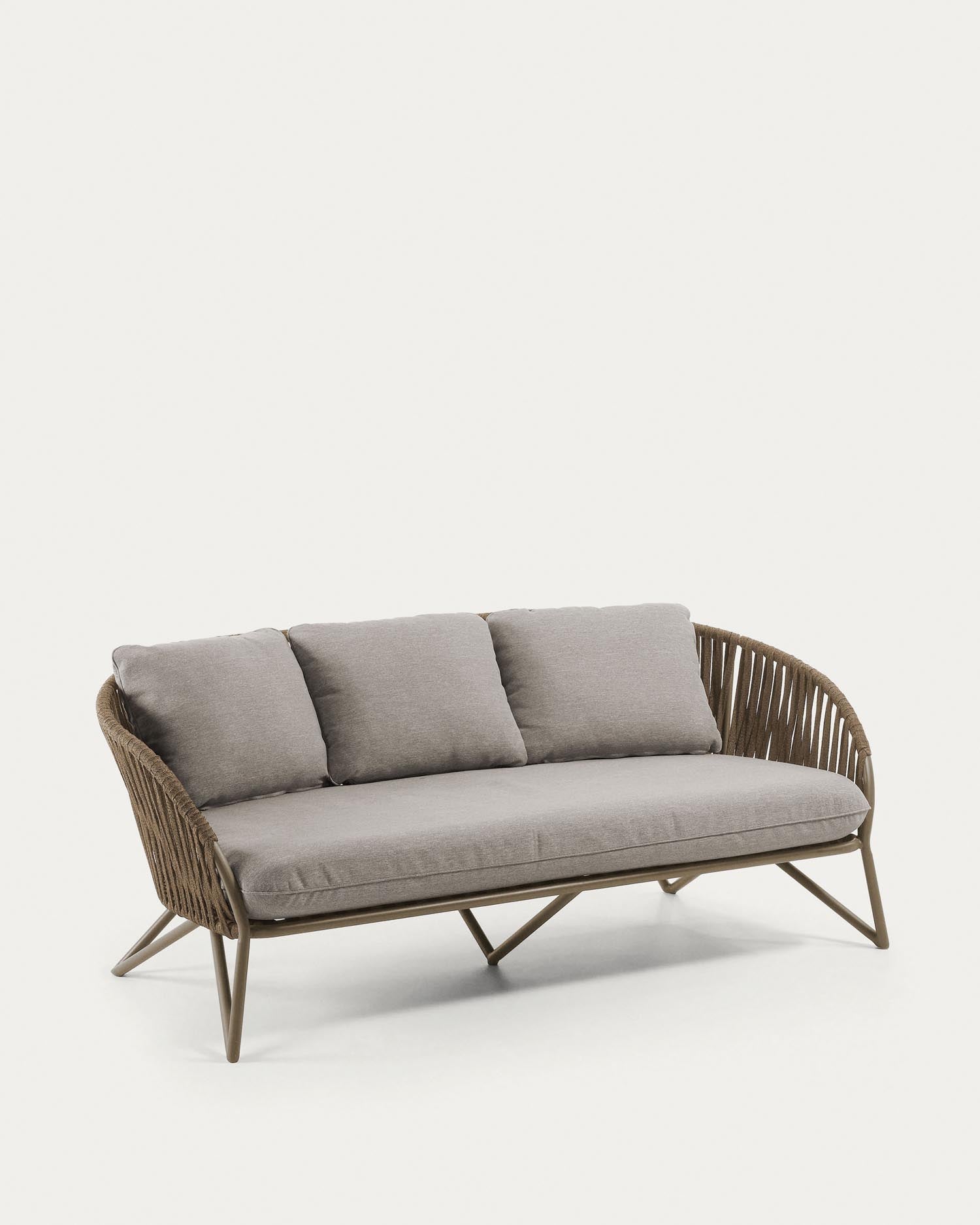 Das Branzie 3-Sitzer-Sofa von Kave Home kombiniert braunes Seil und modernes Design für stilvolle Entspannung.