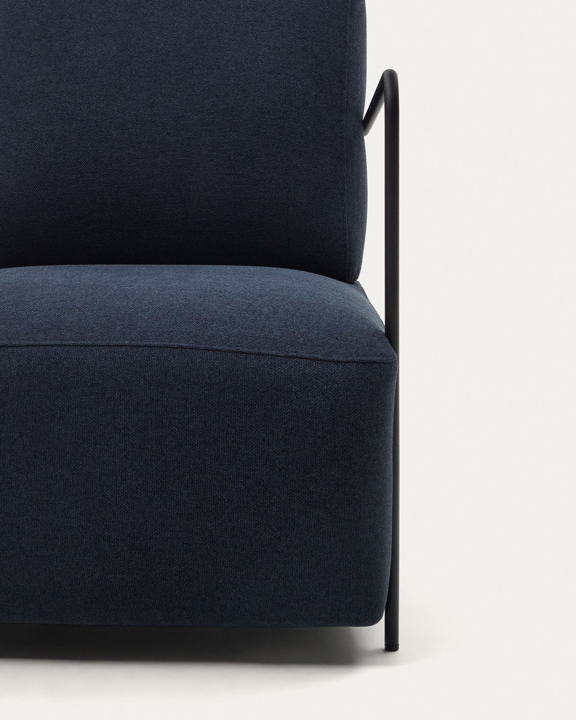 Gaming-Stuhl in Blau mit schwarzem Metall-Finish von Kave Home, ergonomisch und stilvoll für komfortables Spielen.