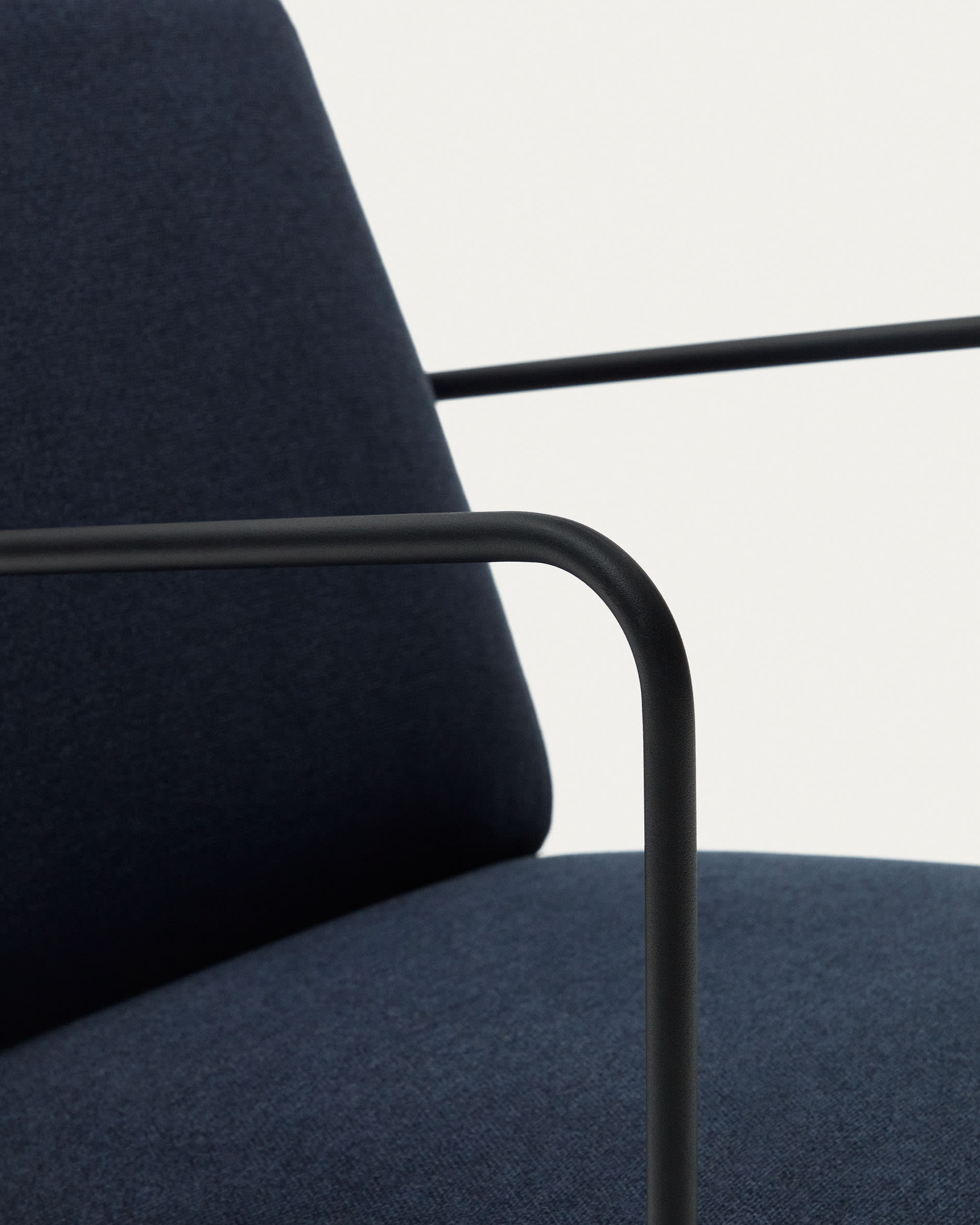 Entdecken Sie den Sessel Gamer in Blau und Metall von Kave Home – ein stilvolles Möbelstück, das Komfort und industrielle Eleganz vereint.