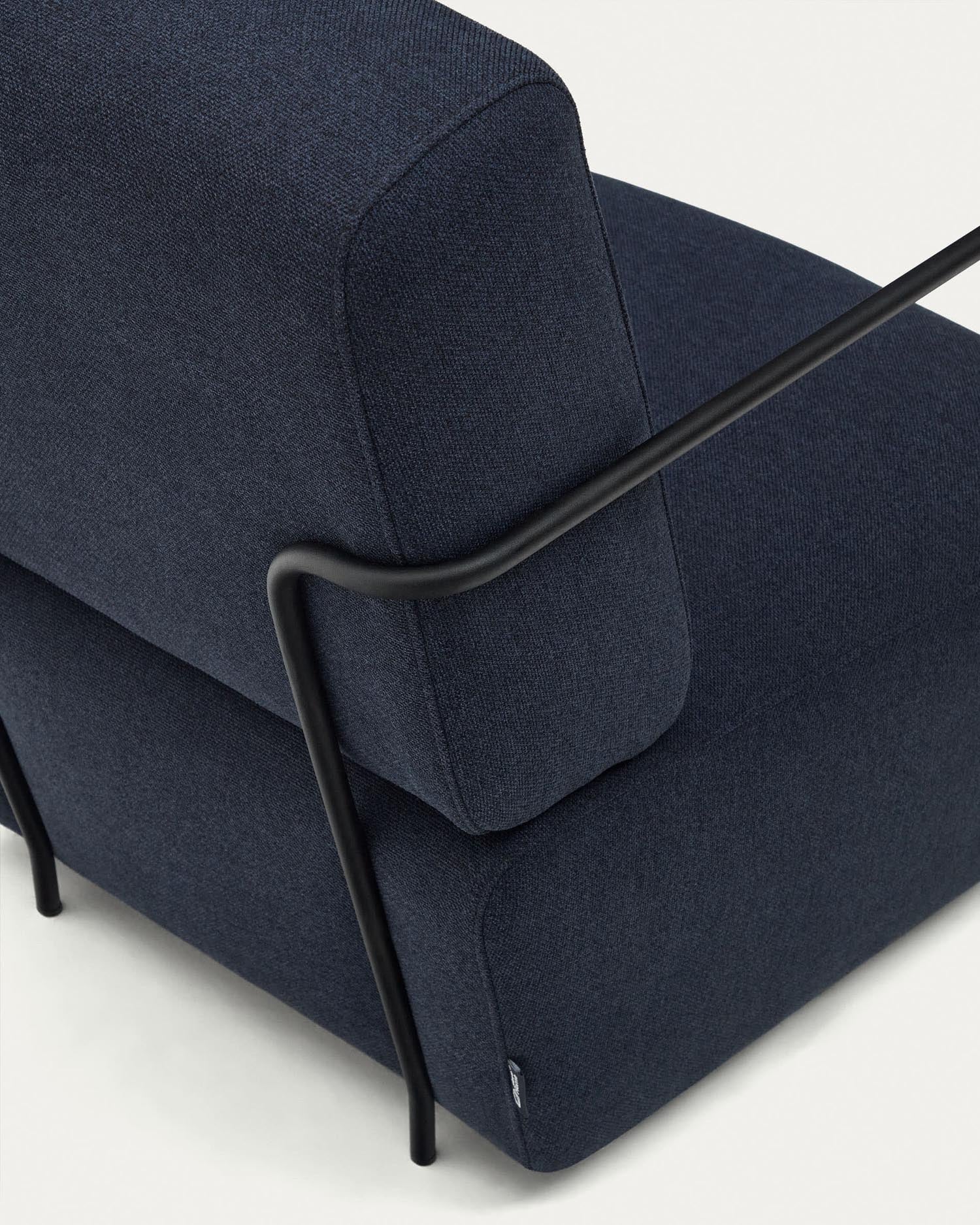 Gaming-Stuhl von Kave Home in Blau mit schwarzem Metall-Design, ergonomisch und perfekt für komfortables und stilvolles Spielen.