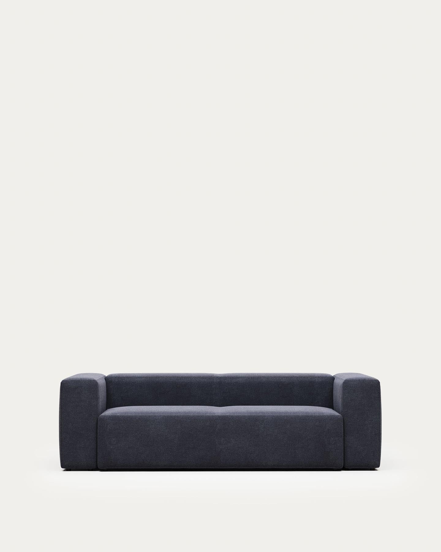 3-Sitzer-Sofa Blok, schwer entflammbar mit blauer Chenille, 240 cm in Blau präsentiert im Onlineshop von KAQTU Design AG. 3er Sofa ist von Kave Home