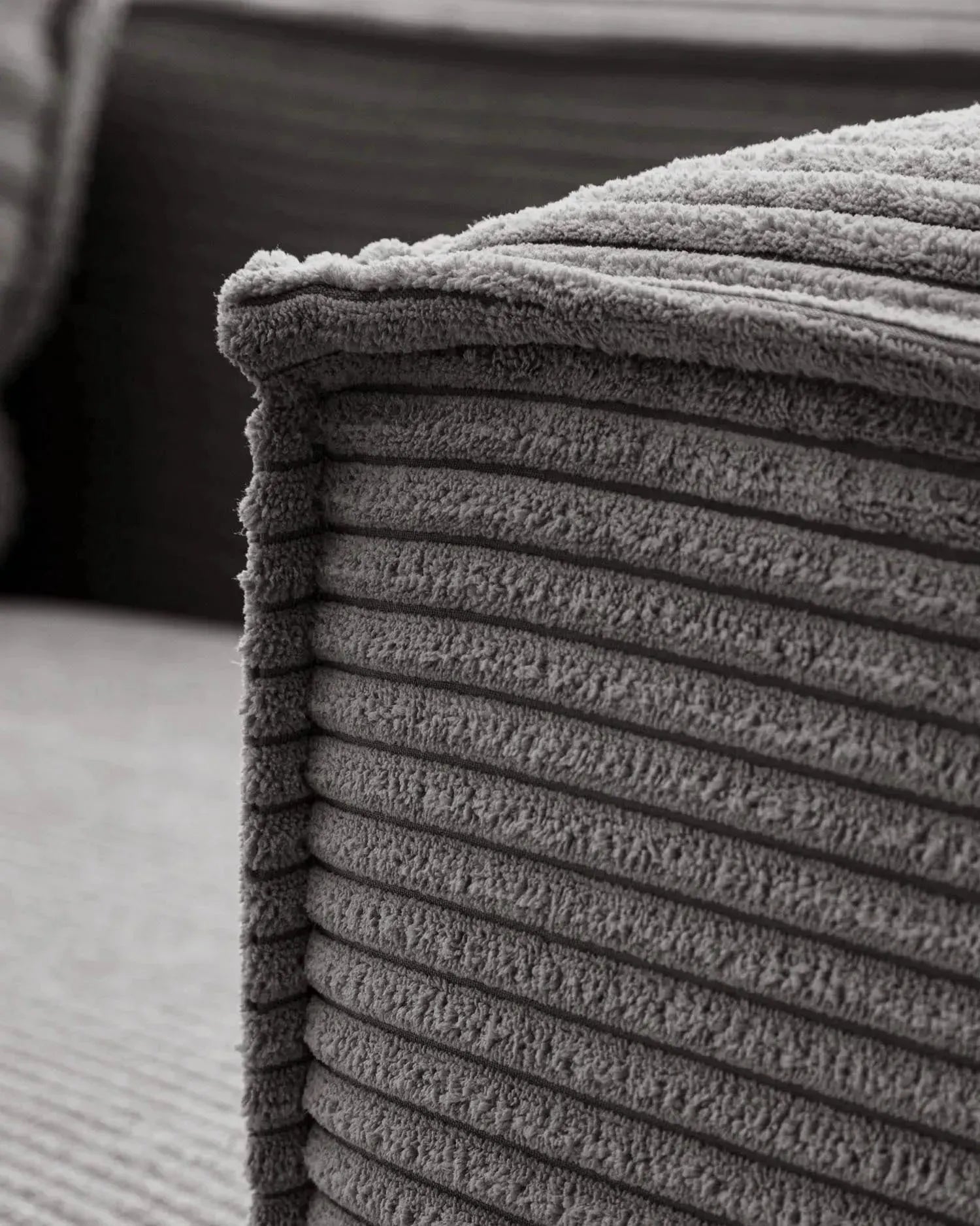 Blok 3-Sitzer-Sofa breiter Cord grau 240 cm in Grau präsentiert im Onlineshop von KAQTU Design AG. 3er Sofa ist von Kave Home