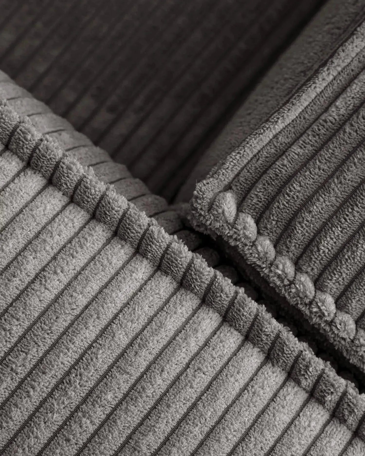 Blok 3-Sitzer-Sofa breiter Cord grau 240 cm in Grau präsentiert im Onlineshop von KAQTU Design AG. 3er Sofa ist von Kave Home