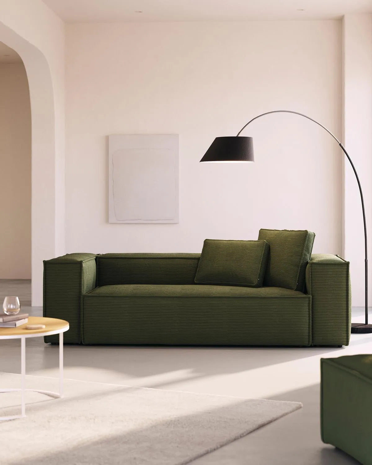 Elegantes Kave Home Blok Sofa: Grüner Cord, 240 cm, 3-Sitzer.