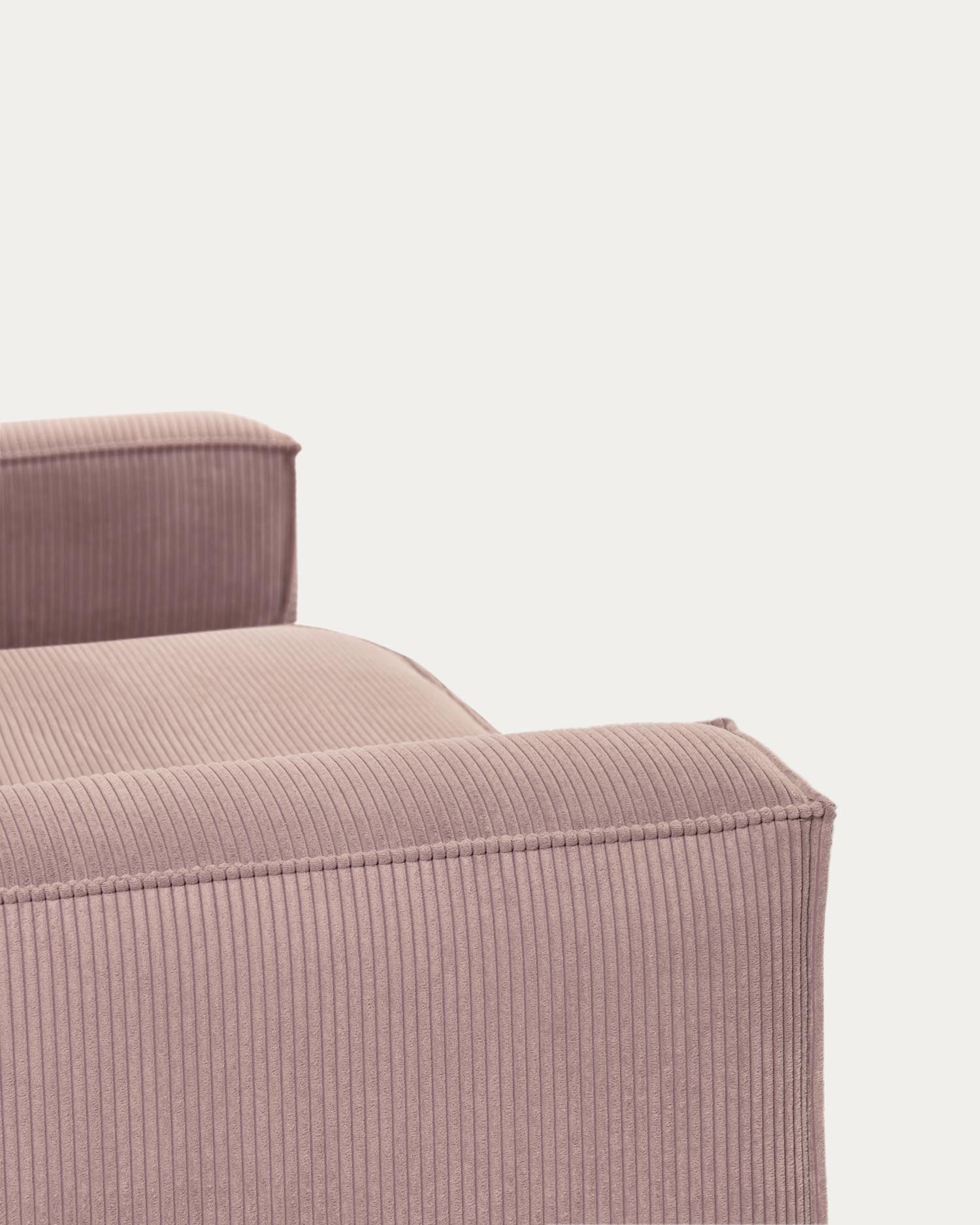Elegantes 3-Sitzer-Sofa in sanftem Rosa aus hochwertigem Cord, 240 cm breit – perfekt für stilvolle Entspannung und vielseitige Wohnräume.