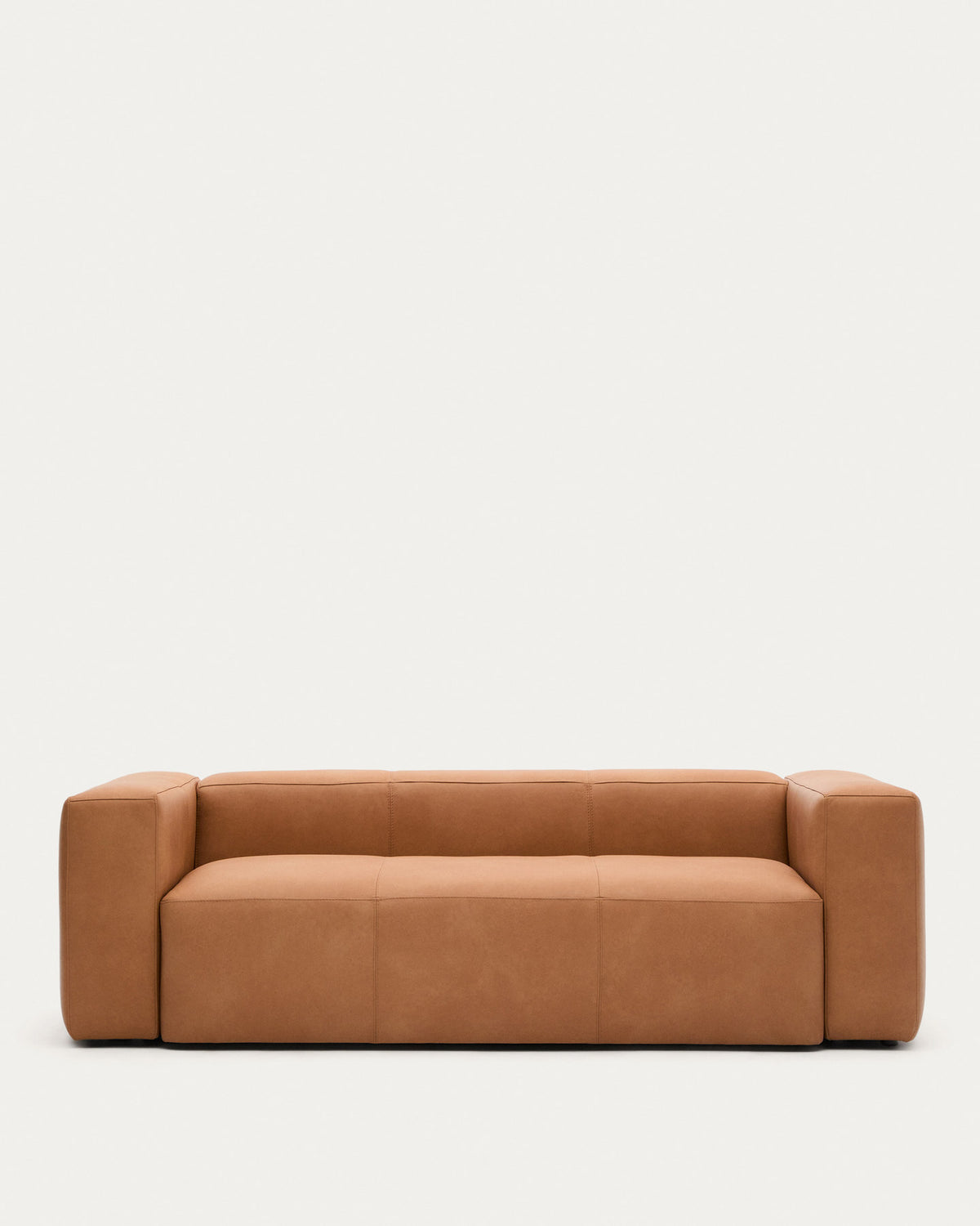 Sofa Blok aus braunem Leder 3-Sitzer 240 cm in Braun präsentiert im Onlineshop von KAQTU Design AG. 3er Sofa ist von Kave Home