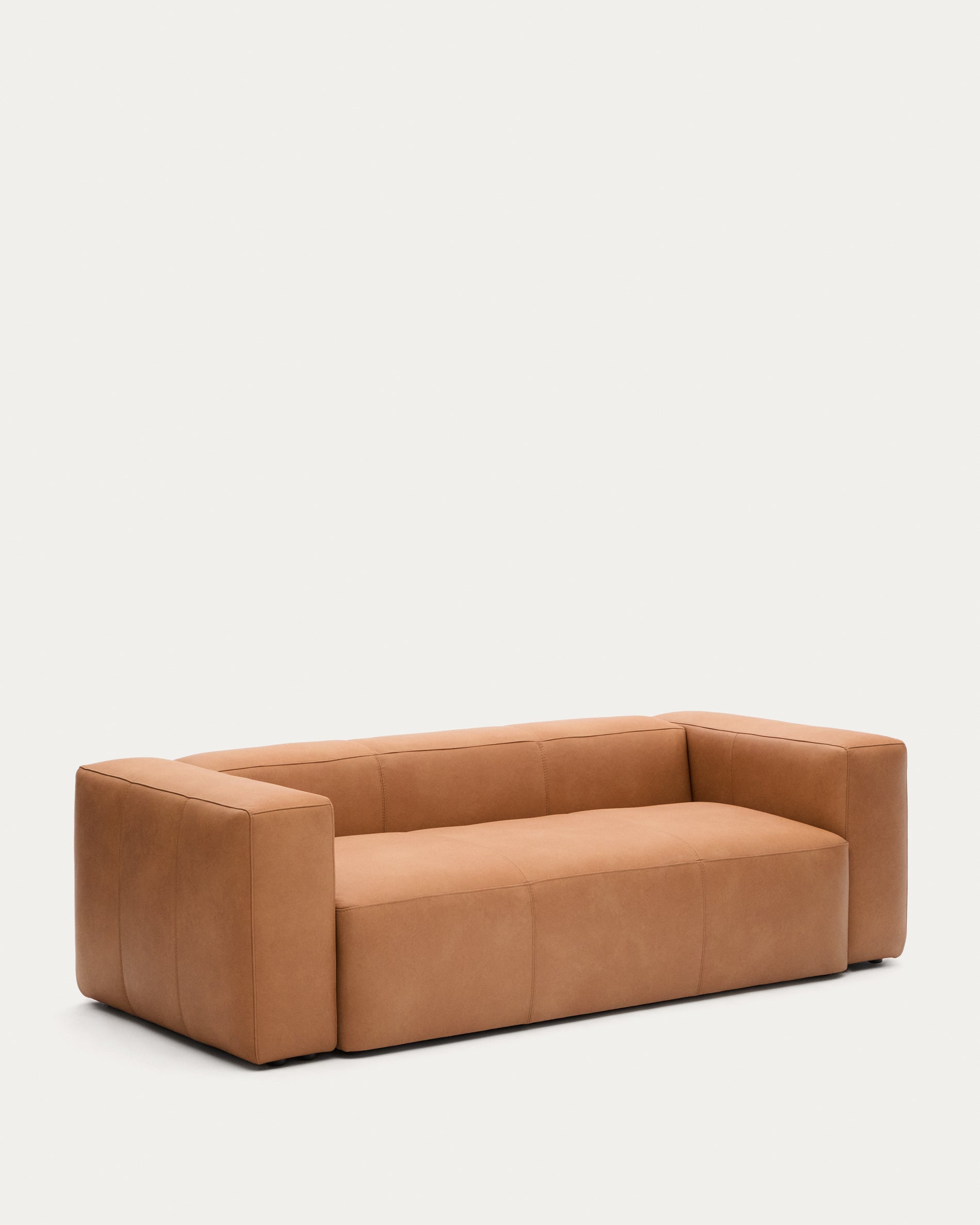 Stilvolles 3-Sitzer Sofa Blok in braunem Leder, 240 cm, perfekt für ein modernes Wohnambiente und gemütliche Stunden.