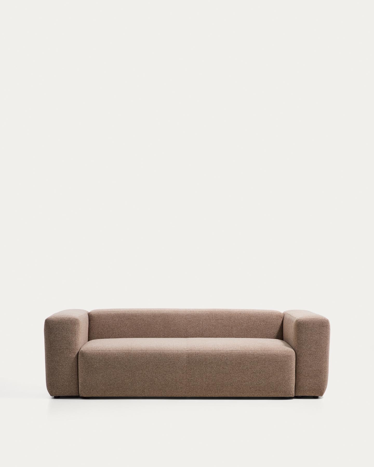 3-Sitzer-Sofa Blok in brauner Chenille, 240 cm, FSC Mix Credit in Taupe präsentiert im Onlineshop von KAQTU Design AG. 3er Sofa ist von Kave Home