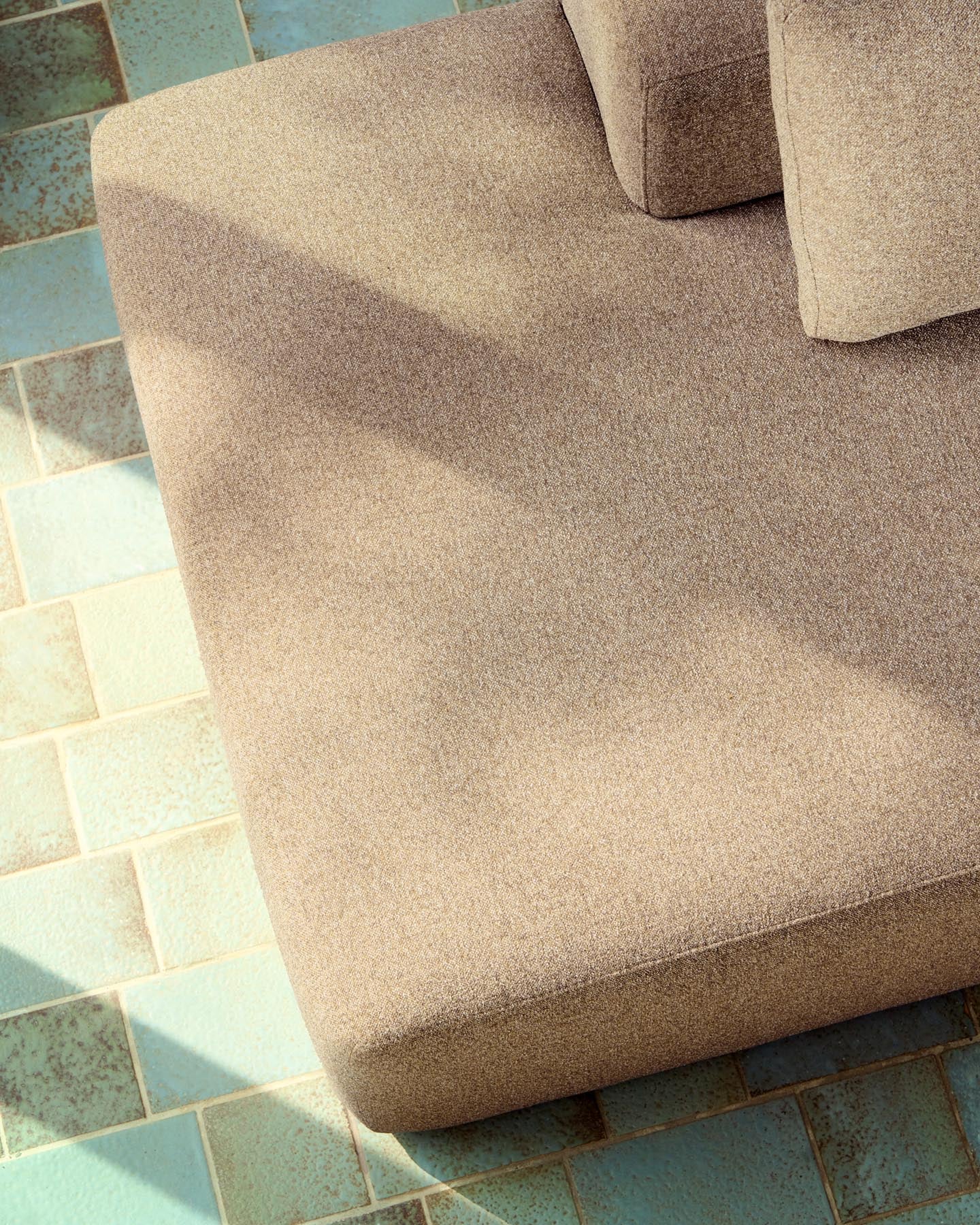 3-Sitzer-Sofa Blok in brauner Chenille, 290 cm, FSC Mix Credit in Taupe präsentiert im Onlineshop von KAQTU Design AG. 3er Sofa ist von Kave Home