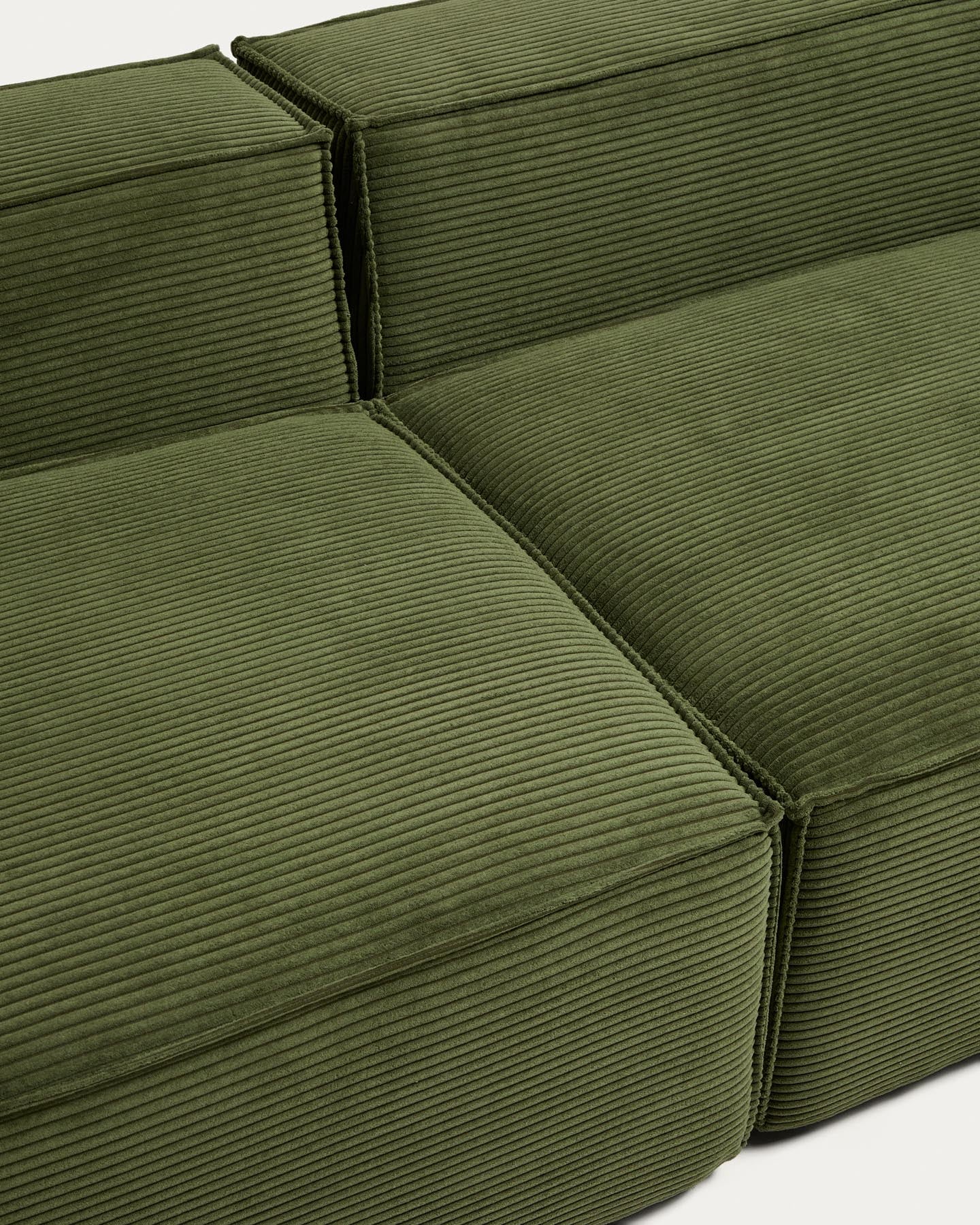 4-Sitzer-Sofa Blok in grobem grünem Cord, 380 cm, FSC Mix Credit in Grün präsentiert im Onlineshop von KAQTU Design AG. 4er Sofa ist von Kave Home