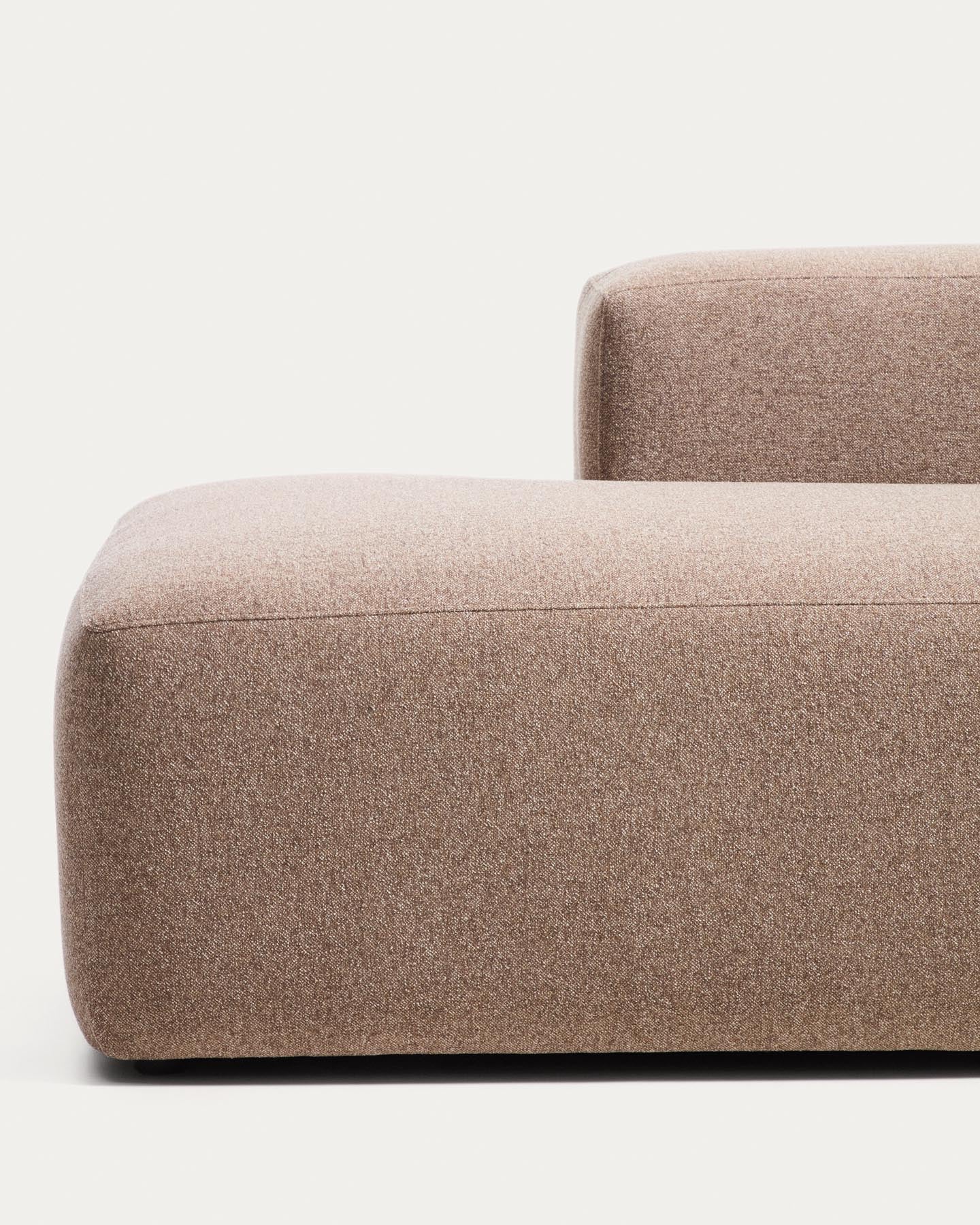4-Sitzer-Sofa Blok in brauner Chenille, 380 cm, FSC Mix Credit in Taupe präsentiert im Onlineshop von KAQTU Design AG. 4er Sofa ist von Kave Home