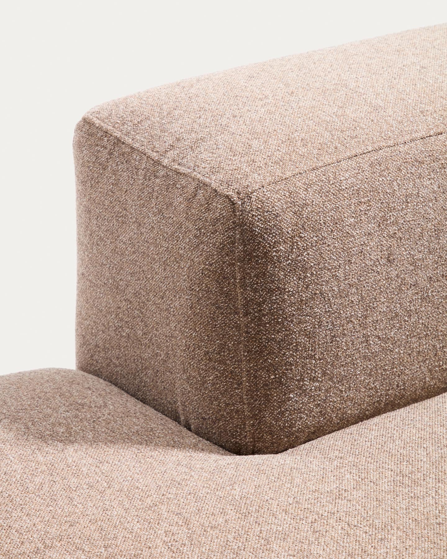 4-Sitzer-Sofa Blok in brauner Chenille, 380 cm, FSC Mix Credit in Taupe präsentiert im Onlineshop von KAQTU Design AG. 4er Sofa ist von Kave Home