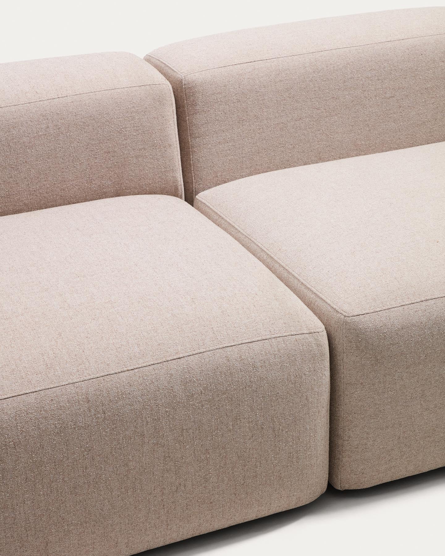 4-Sitzer-Sofa Blok in beiger Chenille, 380 cm, FSC Mix Credit in Beige präsentiert im Onlineshop von KAQTU Design AG. 4er Sofa ist von Kave Home