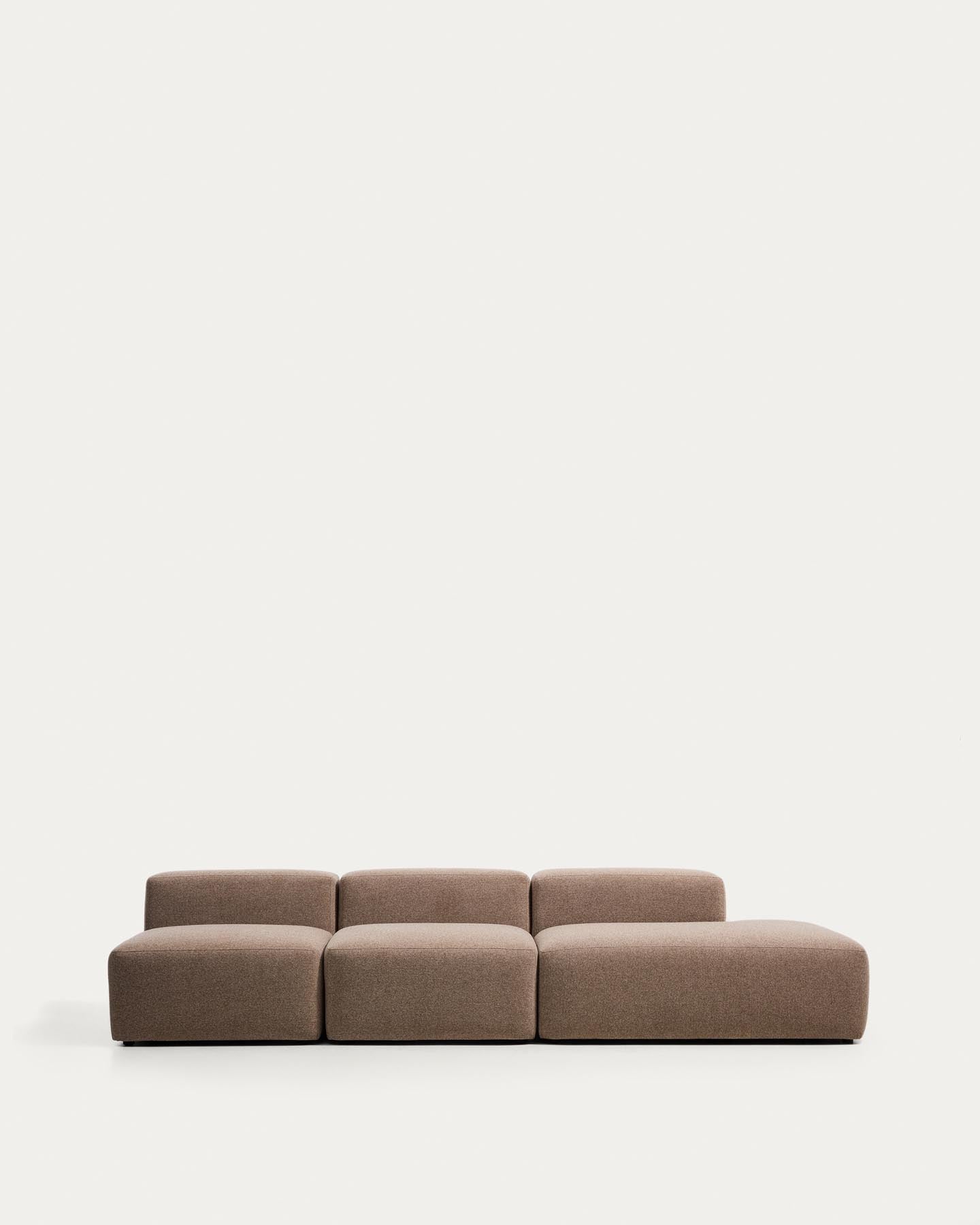 3-Sitzer-Sofa Blok mit Randmodul rechts in brauner Chenille, 325 cm, FSC Mix Credit in Taupe präsentiert im Onlineshop von KAQTU Design AG. 3er Sofa ist von Kave Home