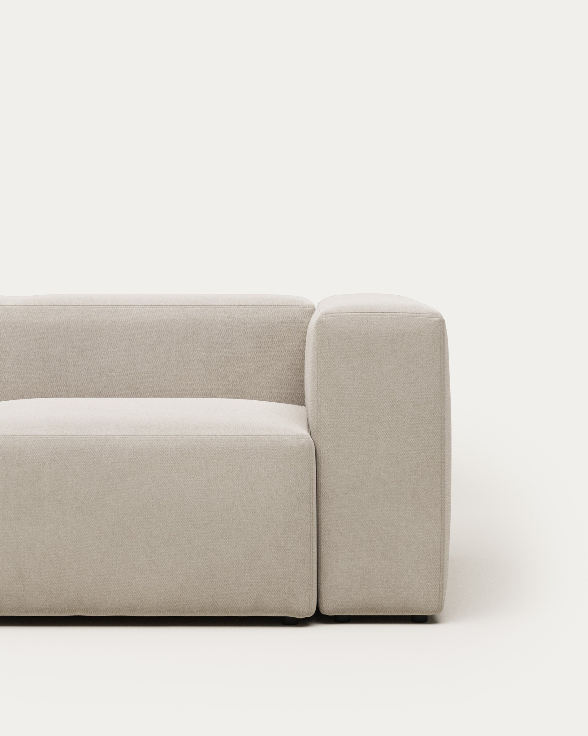 2-Sitzer-Sofa Blok, schwer entflammbar mit weisser Chenille, 210 cm in Grau präsentiert im Onlineshop von KAQTU Design AG. 2er Sofa ist von Kave Home