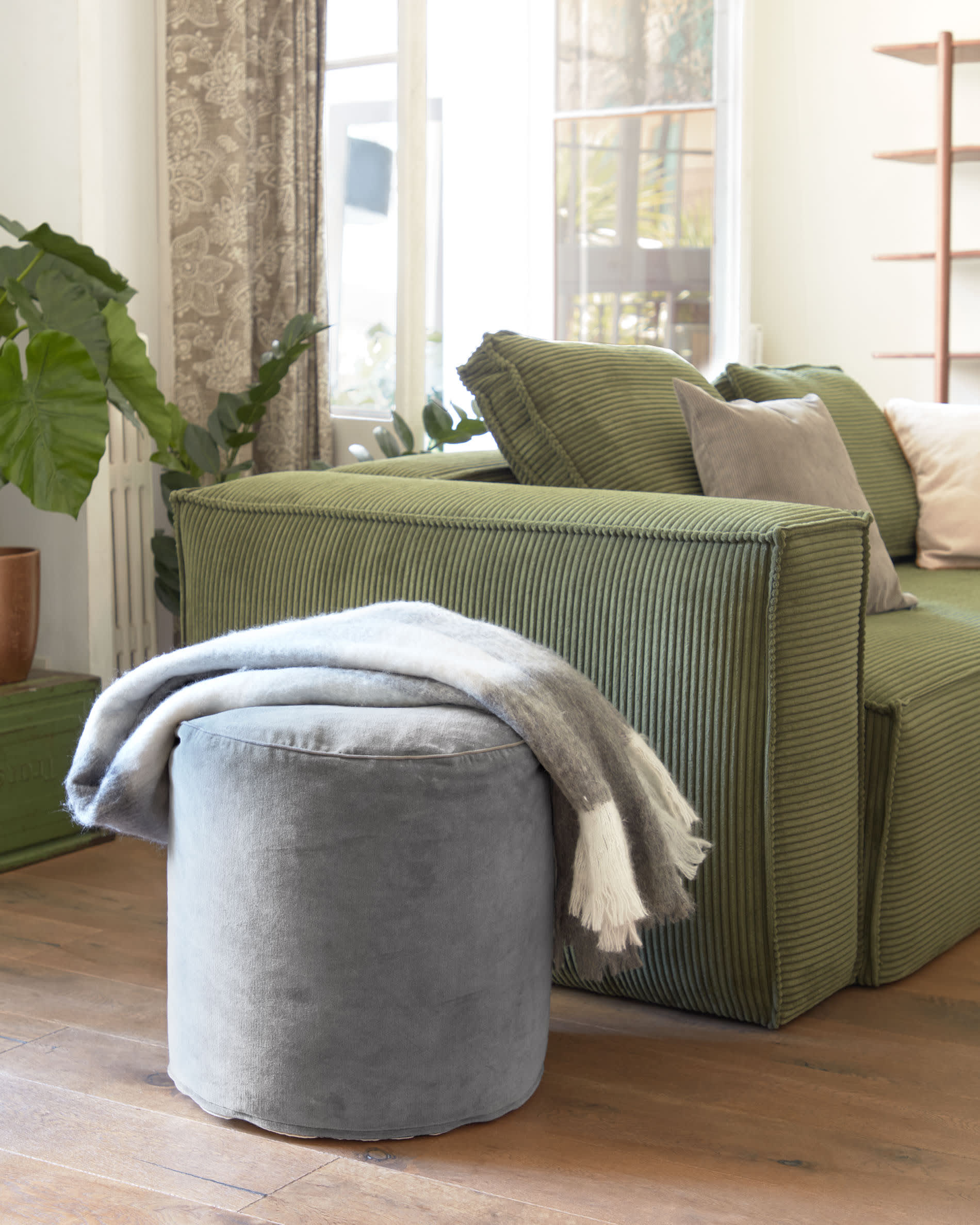 Elegantes 2-Sitzer-Sofa in grünem Cord, 210 cm, FSC-zertifiziert, für stilvollen Komfort und Nachhaltigkeit.