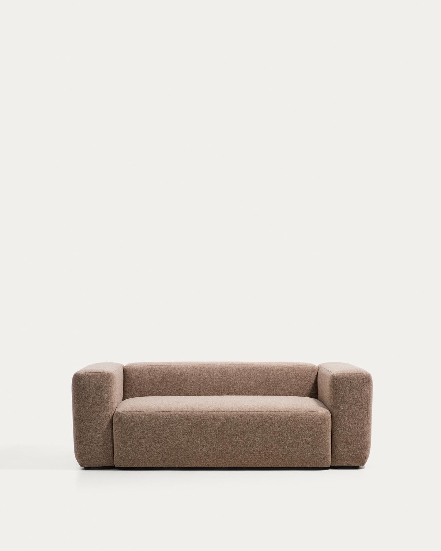 2-Sitzer-Sofa Blok in brauner Chenille, 210 cm, FSC Mix Credit in Taupe präsentiert im Onlineshop von KAQTU Design AG. 2er Sofa ist von Kave Home