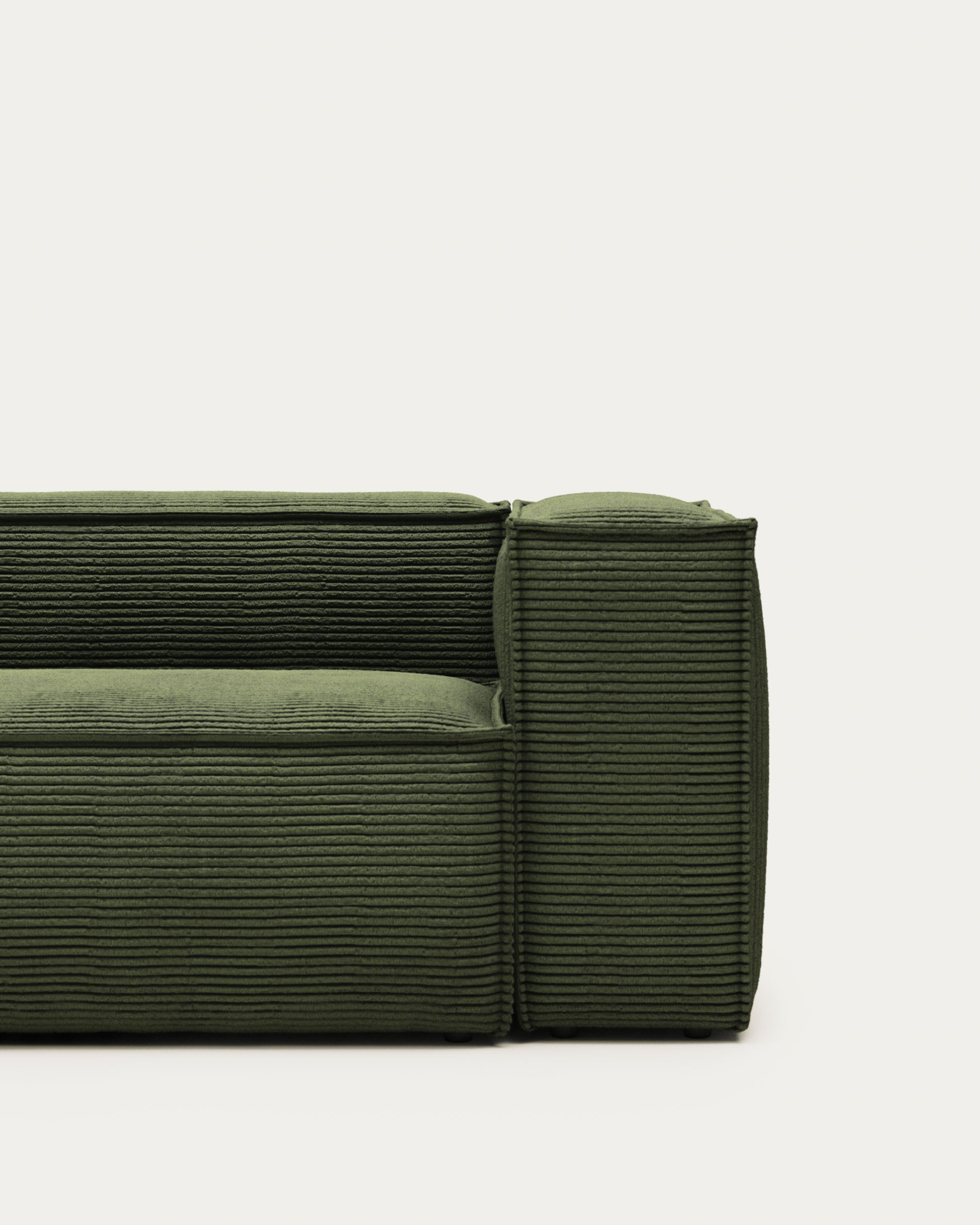 2-Sitzer-Sofa Blok, schwer entflammbar mit dickem, grünen Cord, 210 cm, FSC Mix Credit in Grün präsentiert im Onlineshop von KAQTU Design AG. 2er Sofa ist von Kave Home