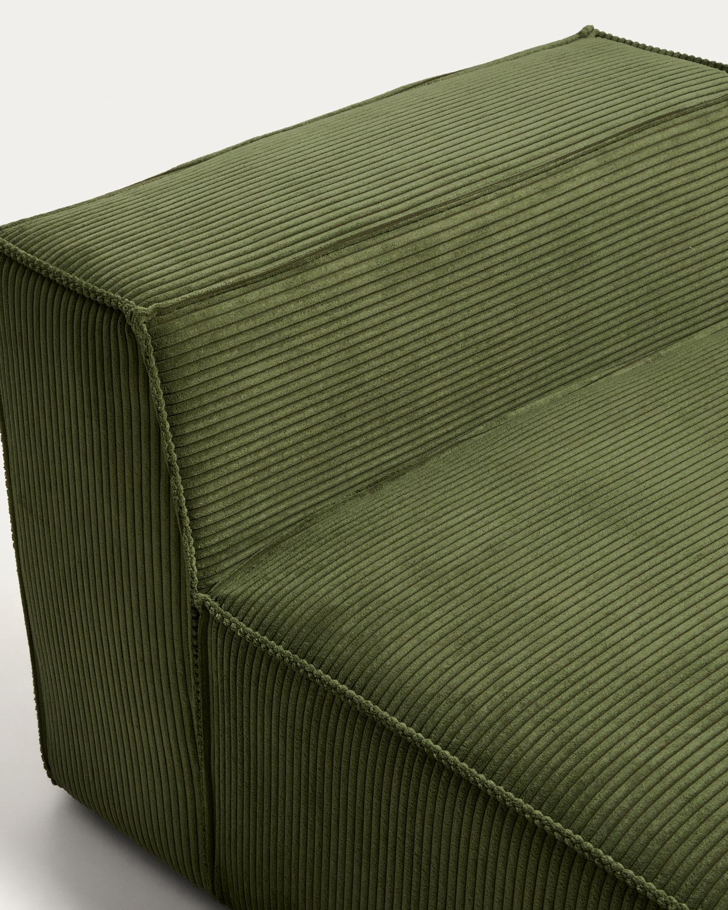 Sessel Blok mit grobem grünem Cord 90 cm FSC Mix Credit in Grün präsentiert im Onlineshop von KAQTU Design AG. Pouf ist von Kave Home