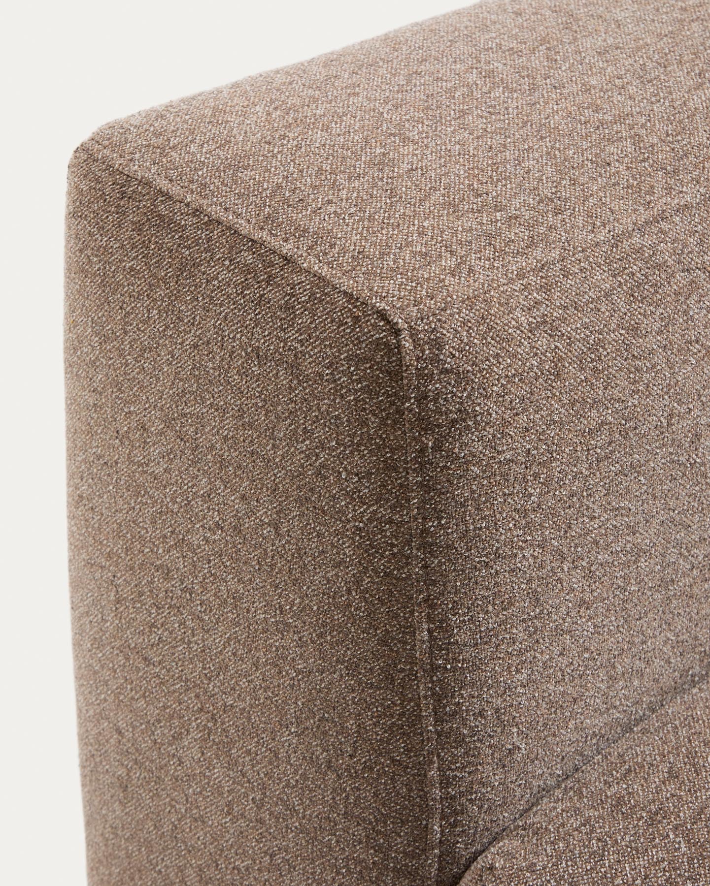 Sessel Blok in brauner Chenille, 90 cm, FSC Mix Credit in Taupe präsentiert im Onlineshop von KAQTU Design AG. Pouf ist von Kave Home