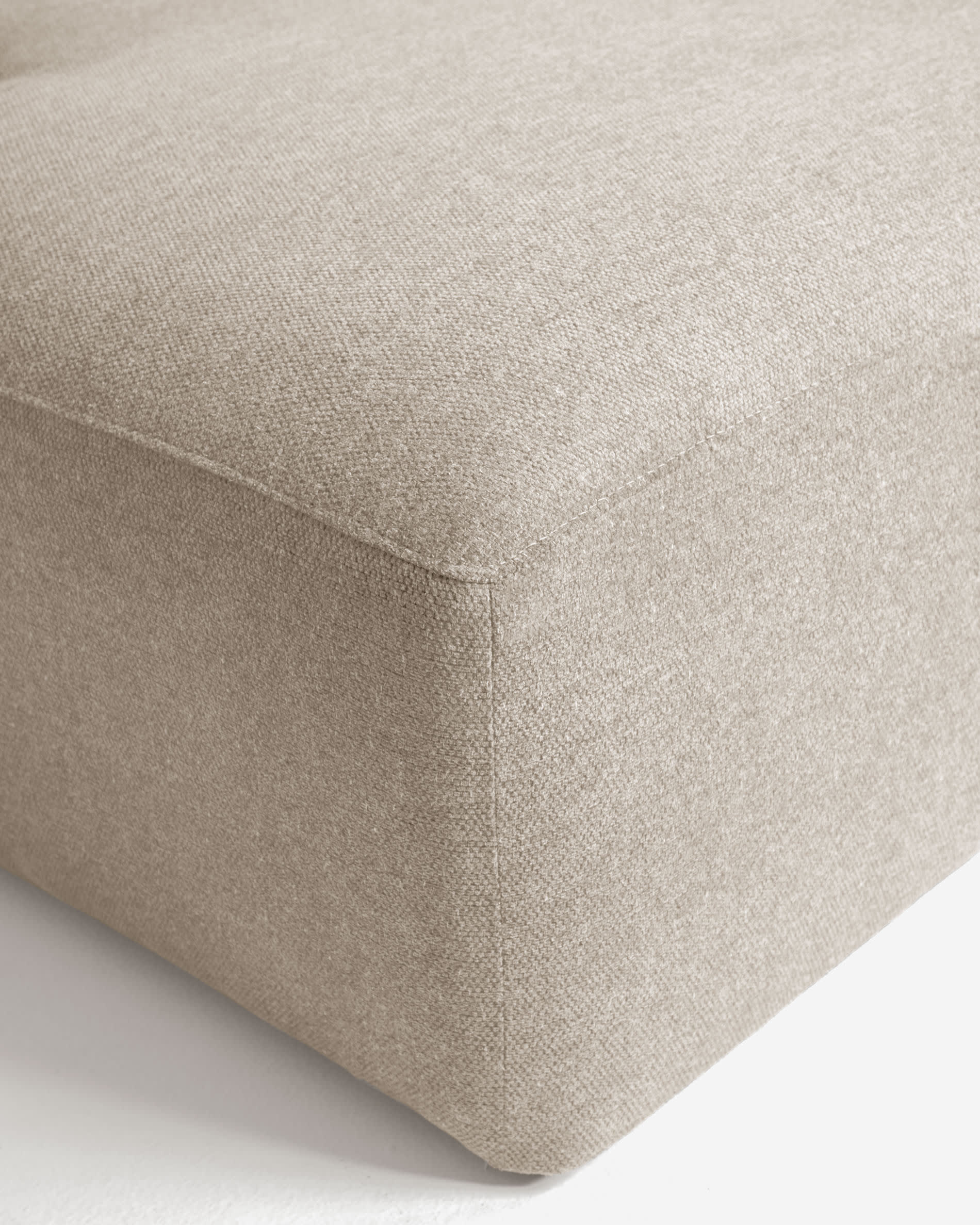 Beiges 4-Sitzer Sofa mit linksseitiger Chaiselongue, 330 cm, elegantes Design, hochwertige Polsterung, umweltfreundlich von Kave Home.