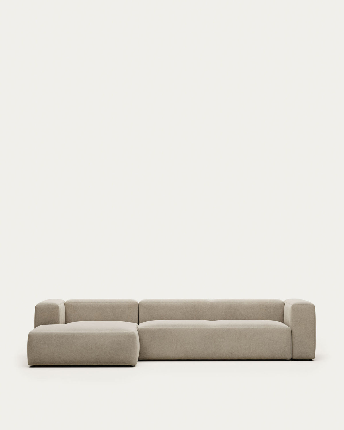 4-Sitzer-Sofa Blok mit Chaiselongue links, schwer entflammbar mit beiger Chenille, 330 cm in Beige präsentiert im Onlineshop von KAQTU Design AG. 4er Sofa ist von Kave Home