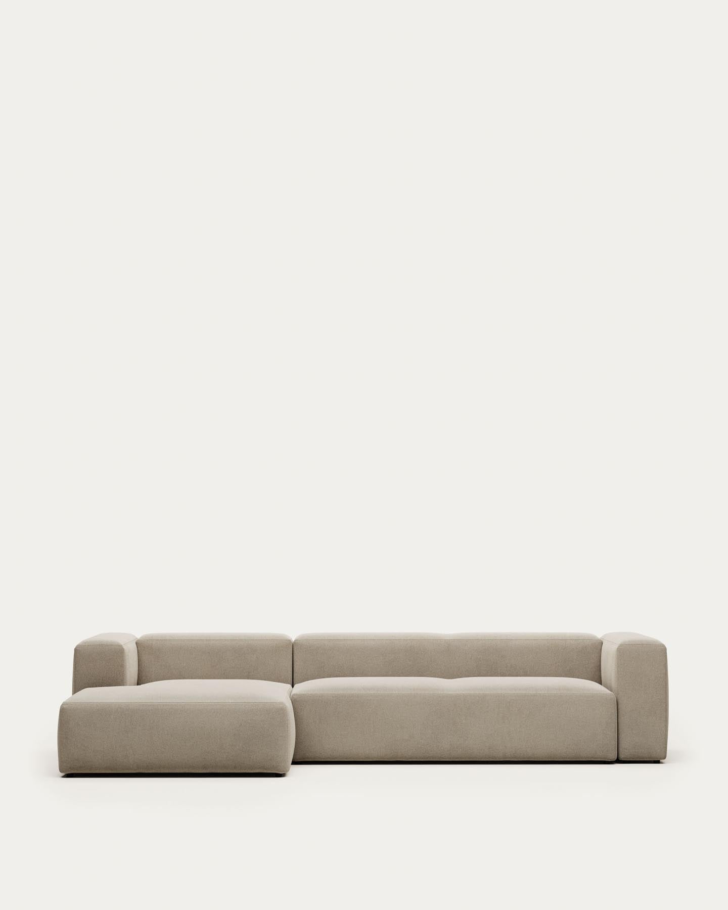 4-Sitzer-Sofa Blok mit Chaiselongue links, schwer entflammbar mit beiger Chenille, 330 cm in Beige präsentiert im Onlineshop von KAQTU Design AG. 4er Sofa ist von Kave Home