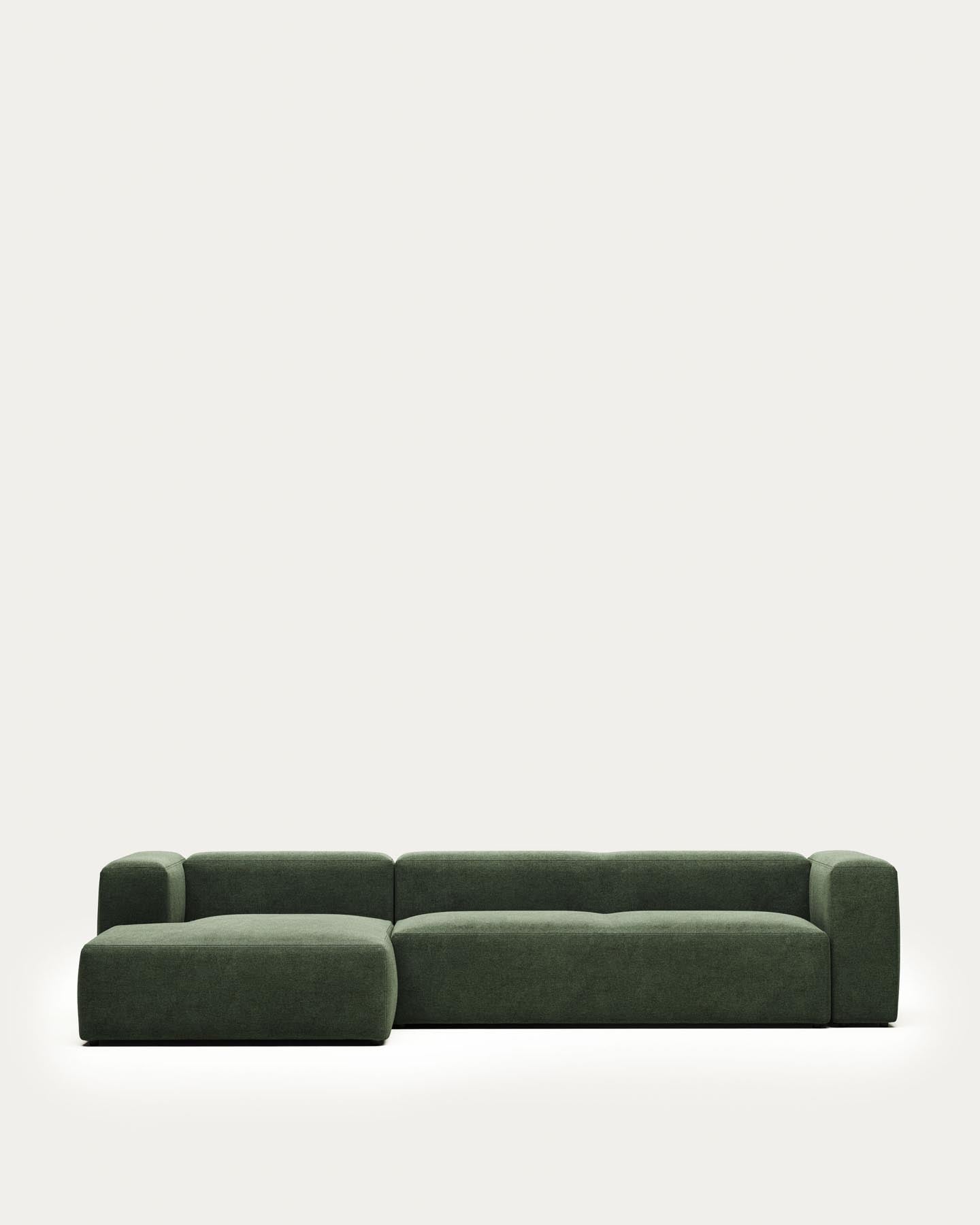 4-Sitzer-Sofa Blok mit Chaiselongue links, schwer entflammbar mit grüner Chenille, 330 cm in Grün präsentiert im Onlineshop von KAQTU Design AG. 4er Sofa ist von Kave Home