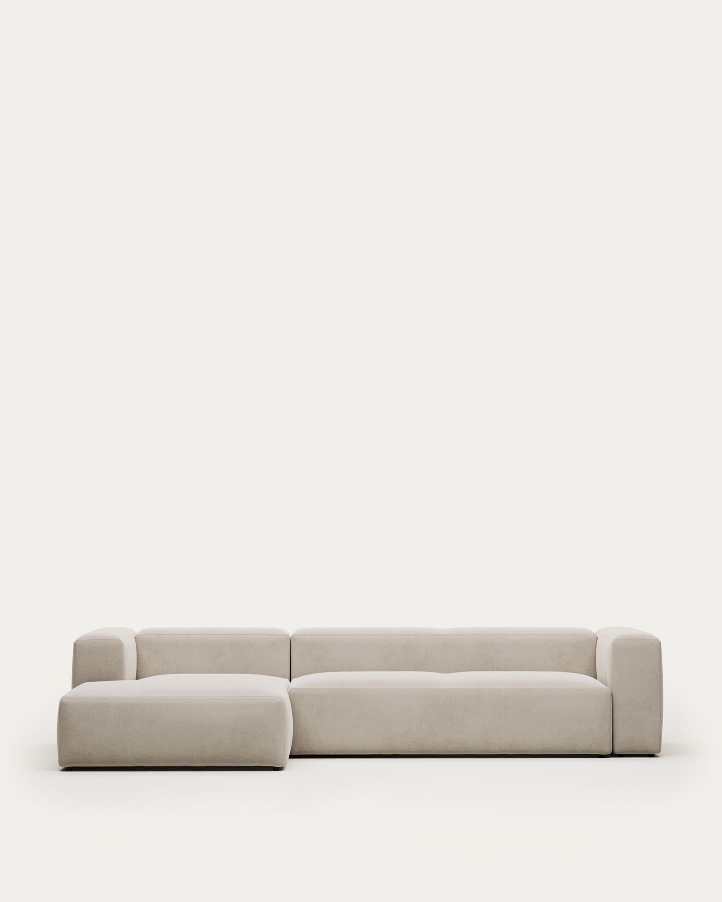 4-Sitzer-Sofa Blok mit Chaiselongue links, schwer entflammbar mit weisser Chenille, 330 cm in Grau präsentiert im Onlineshop von KAQTU Design AG. 4er Sofa ist von Kave Home