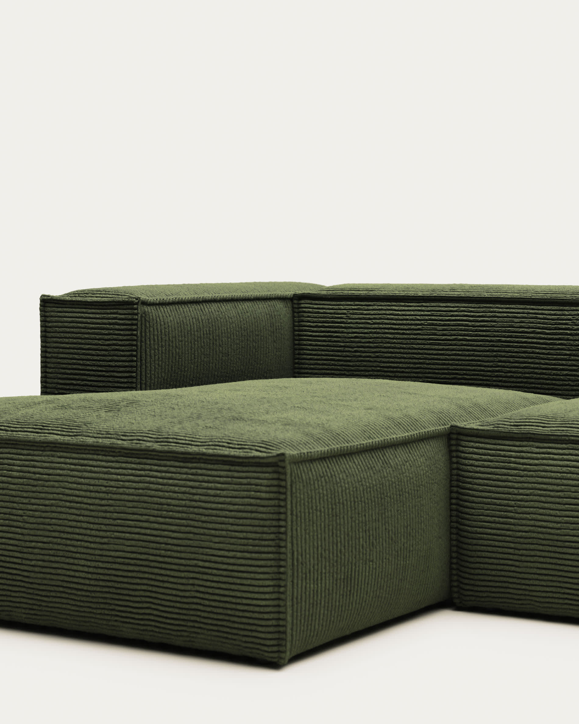 Elegantes 4-Sitzer-Sofa in grünem Cord mit linker Chaiselongue, 330 cm breit, FSC-zertifiziert, für stilvollen Komfort.