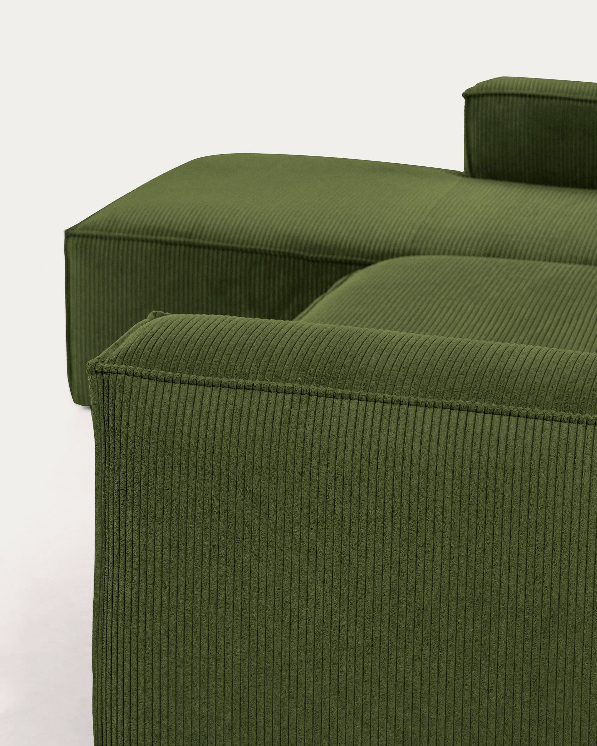 Elegantes 4-Sitzer-Sofa in grünem Cord mit linker Chaiselongue, 330 cm breit, FSC-zertifiziert, für stilvollen Komfort.