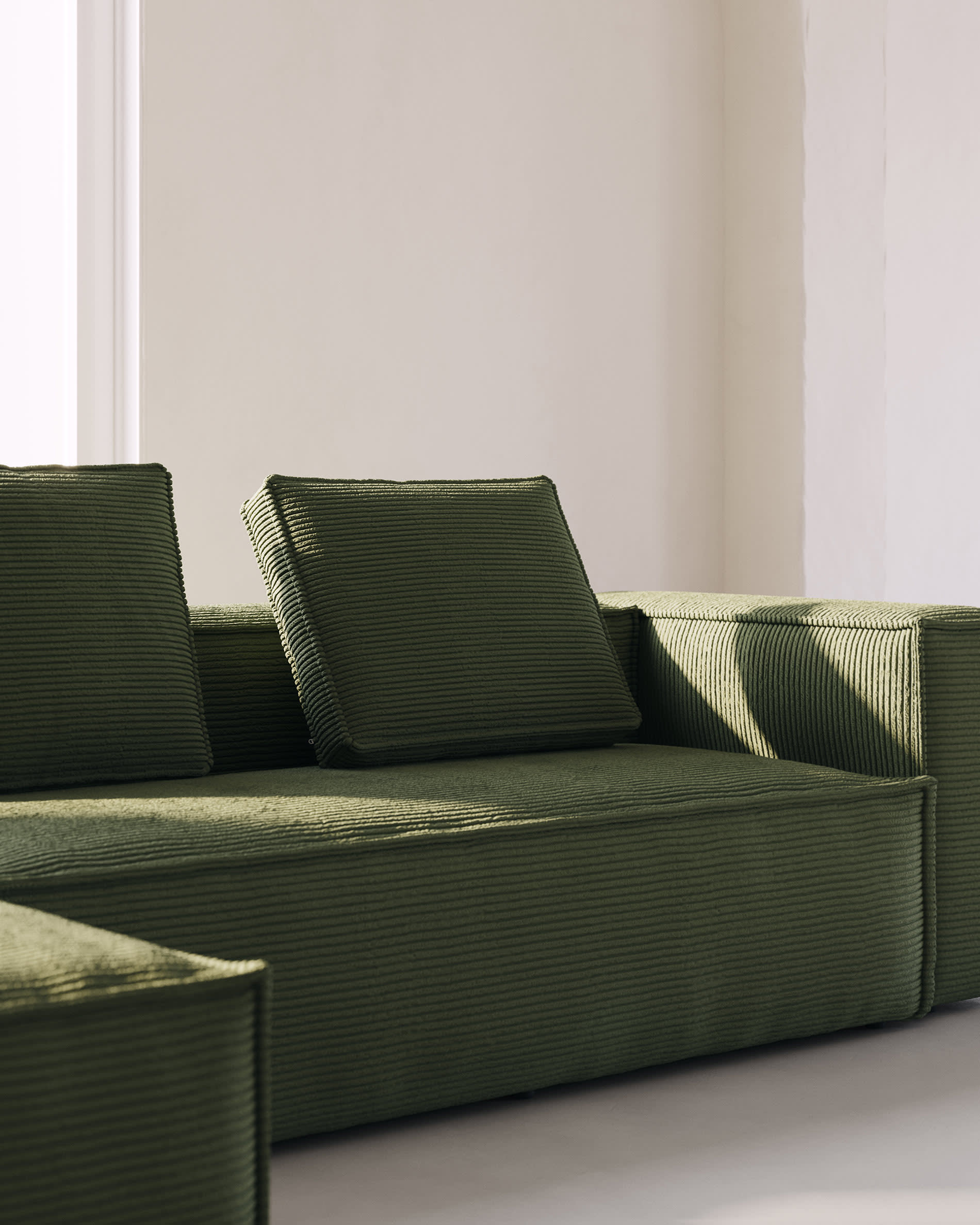 Elegantes 4-Sitzer-Sofa in grünem Cord mit linker Chaiselongue, 330 cm breit, FSC-zertifiziert, für stilvollen Komfort.