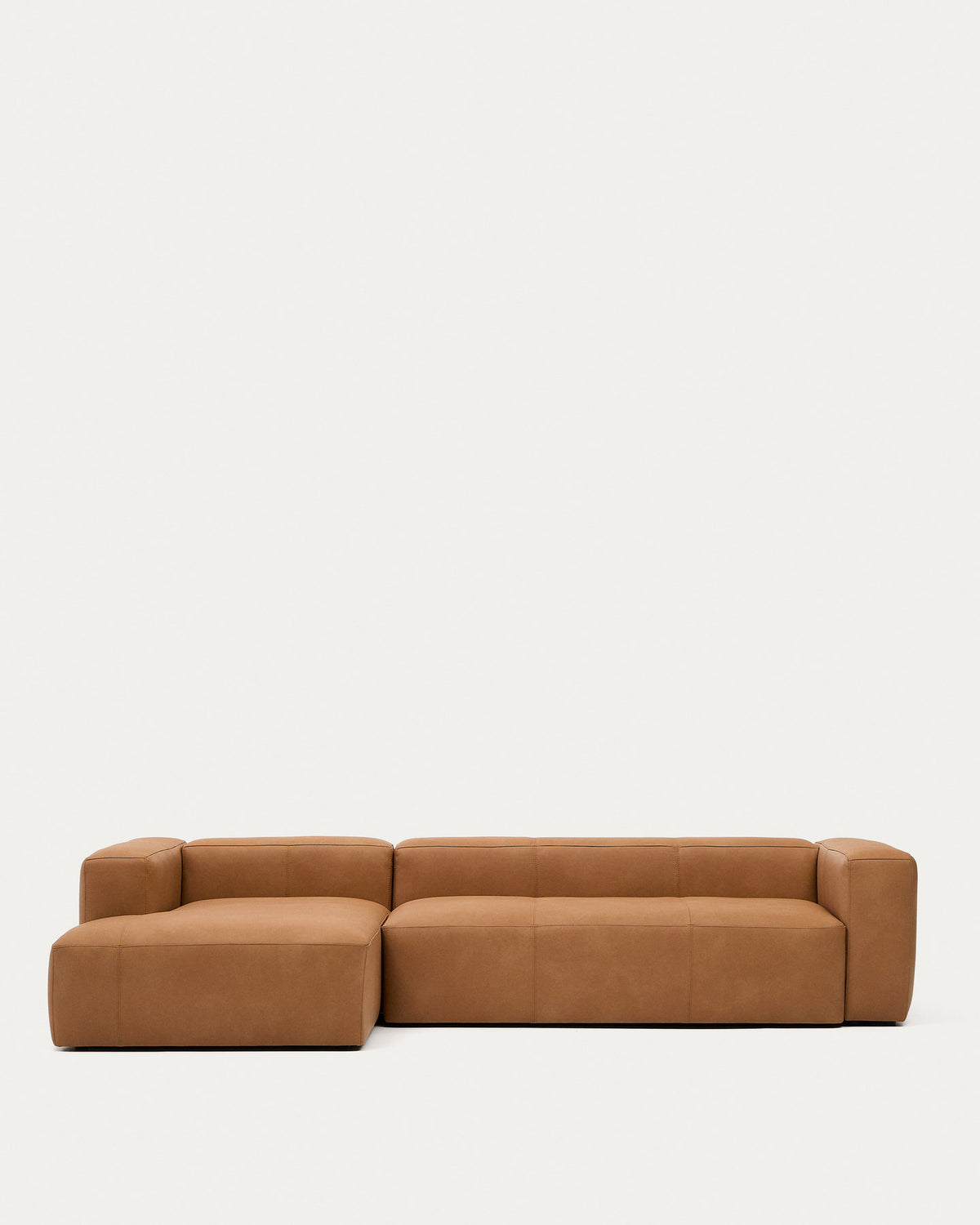 Sofa Blok aus braunem Leder 4-Sitzer Chaiselongue links 330 cm in Braun präsentiert im Onlineshop von KAQTU Design AG. 4er Sofa ist von Kave Home