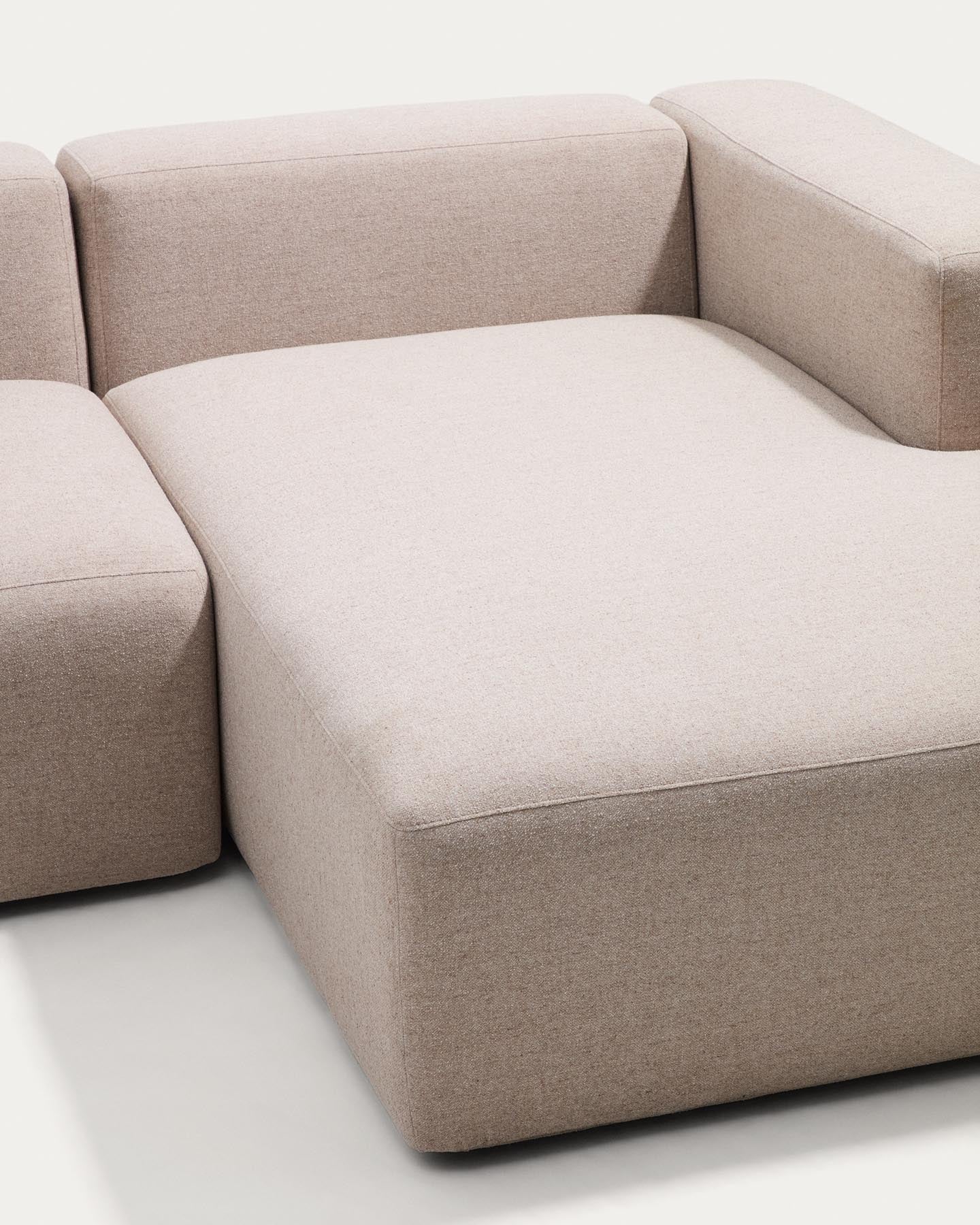 4-Sitzer-Sofa Blok mit Chaiselongue links in beiger Chenille, 330 cm, FSC Mix Credit in Beige präsentiert im Onlineshop von KAQTU Design AG. L-Sofa links ist von Kave Home