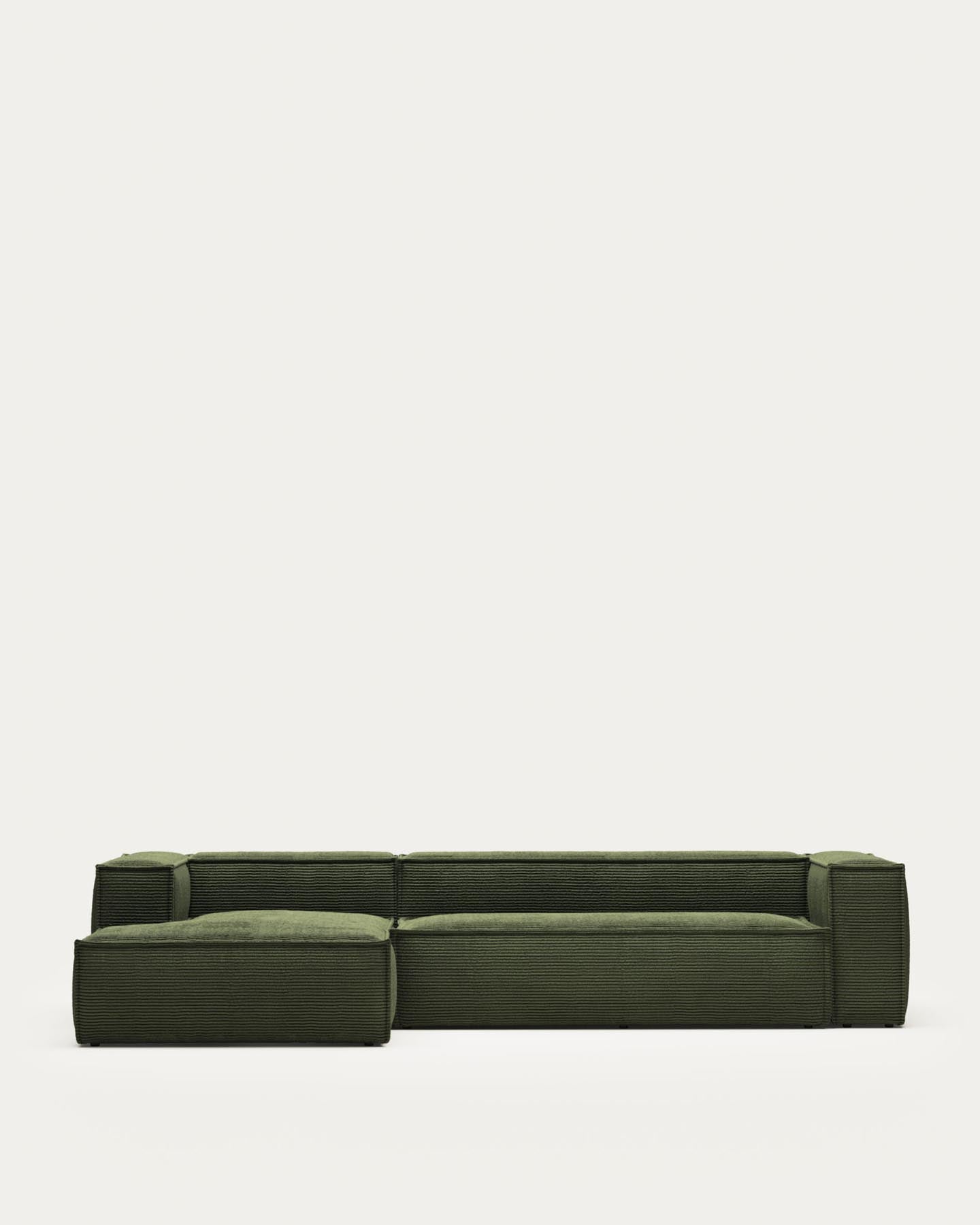 4-Sitzer-Sofa Blok mit Chaiselongue links, schwer entflammbar mit dickem, grünen Cord, 330 cm, FSC Mix Credit in Grün präsentiert im Onlineshop von KAQTU Design AG. 4er Sofa ist von Kave Home